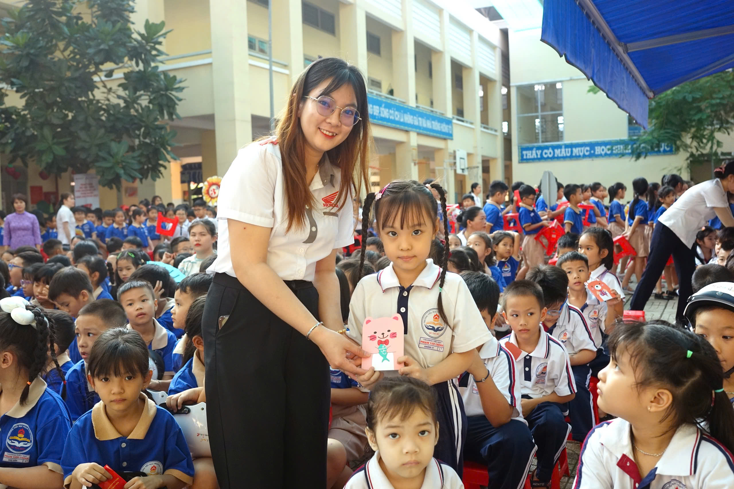 Head Sơn Minh trao mũ bảo hiểm cho học sinh trường Tiểu học Phạm Văn Chính (Thủ Đức)- Ảnh 3.