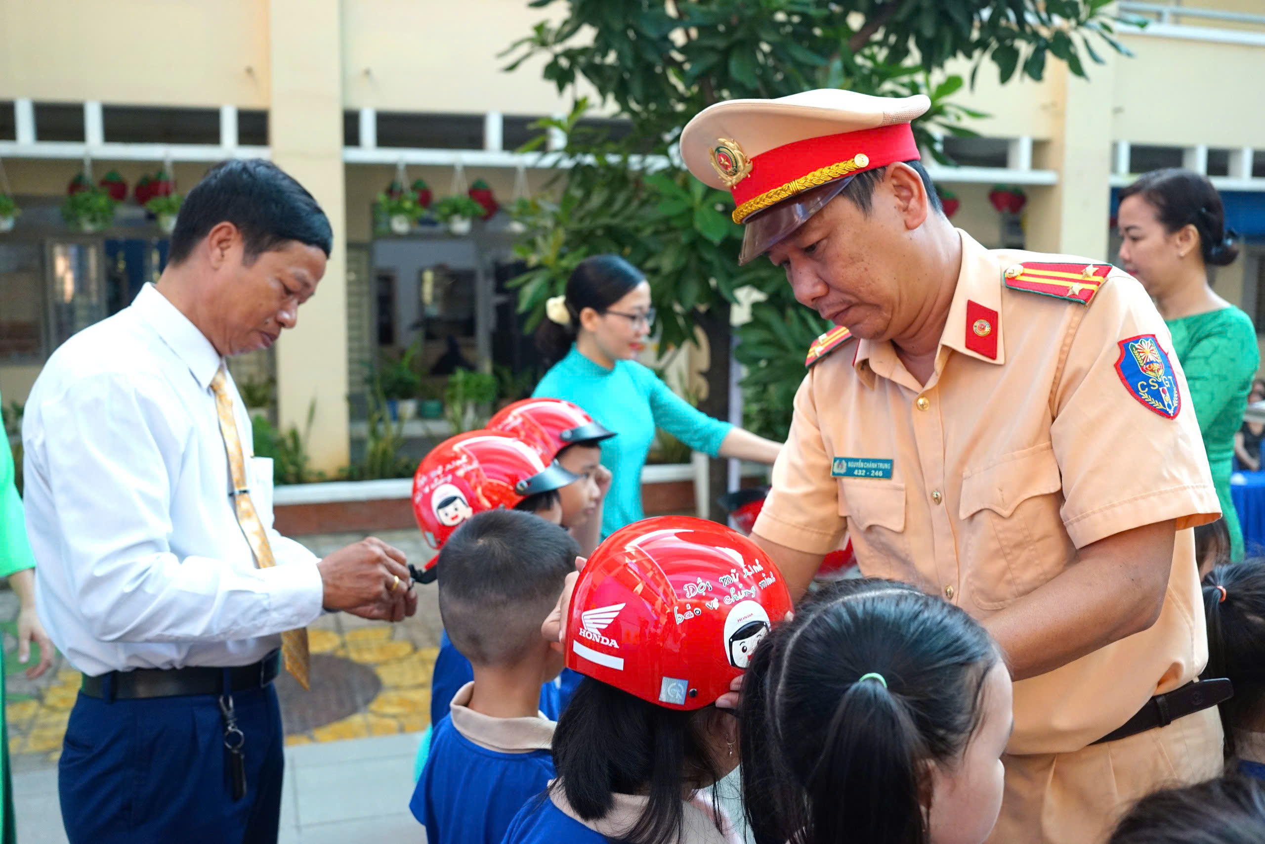 Head Sơn Minh trao mũ bảo hiểm cho học sinh trường Tiểu học Phạm Văn Chính (Thủ Đức)- Ảnh 1.