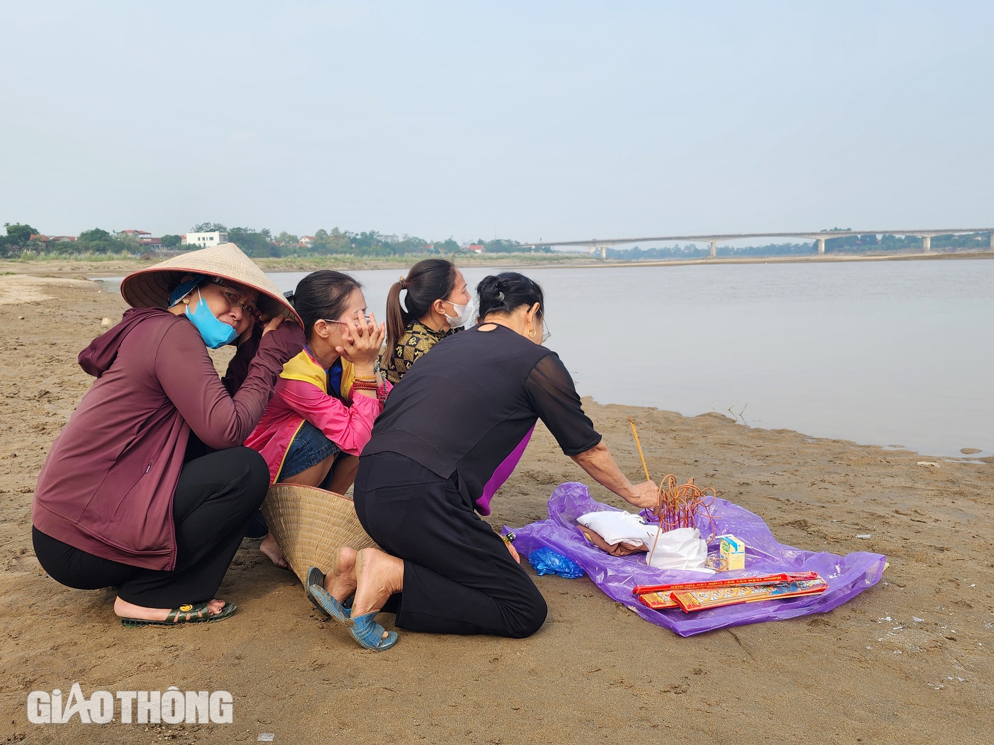 Vụ nhóm học sinh mất tích ở Phú Thọ: Đỏ mắt ngóng tin con nơi bãi soi sông Hồng- Ảnh 2.