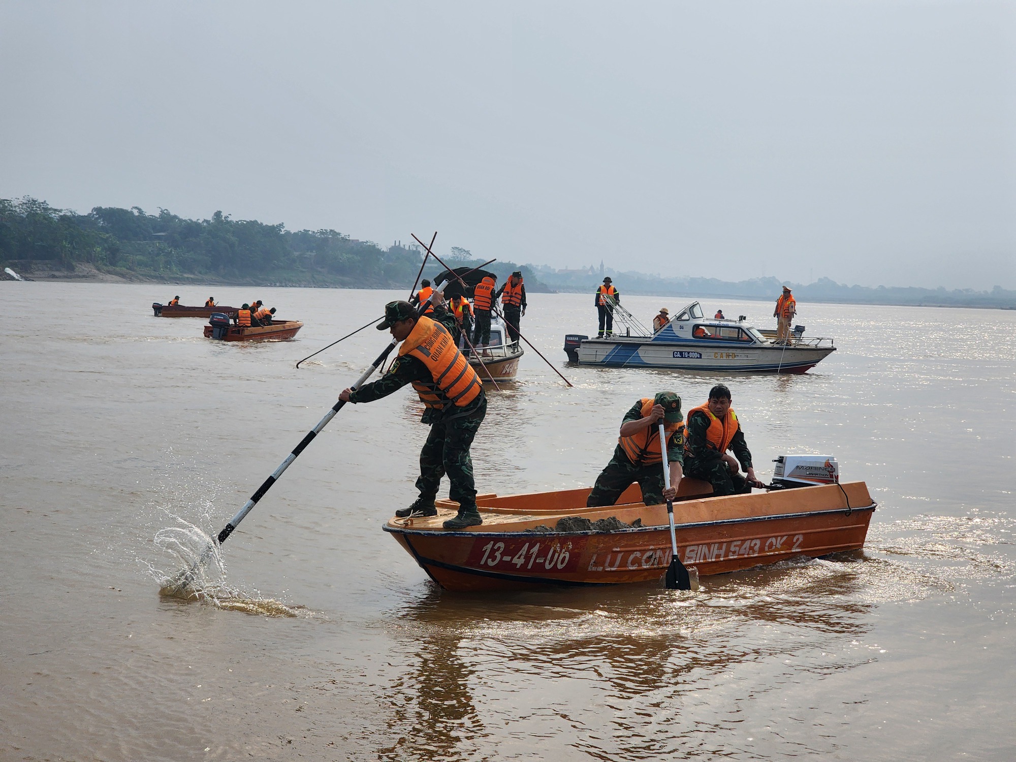 Phú Thọ: Huy động 20 xuồng máy, gần 100 người tìm kiếm nhóm học sinh mất tích- Ảnh 2.