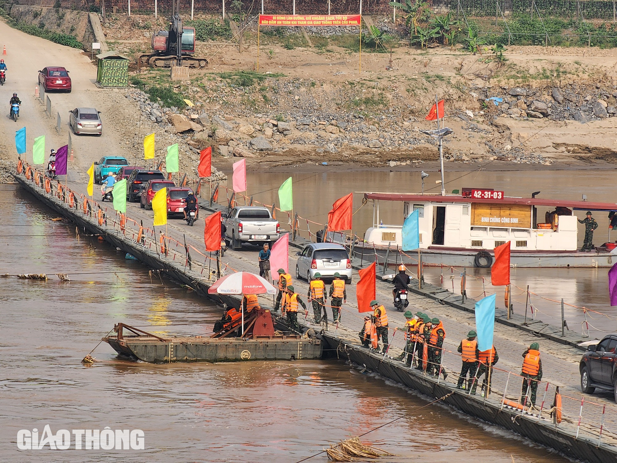 Vụ 5 học sinh mất tích ở Phú Thọ: Tìm thấy thi thể thứ 2 gần cầu phao Phong Châu- Ảnh 1.