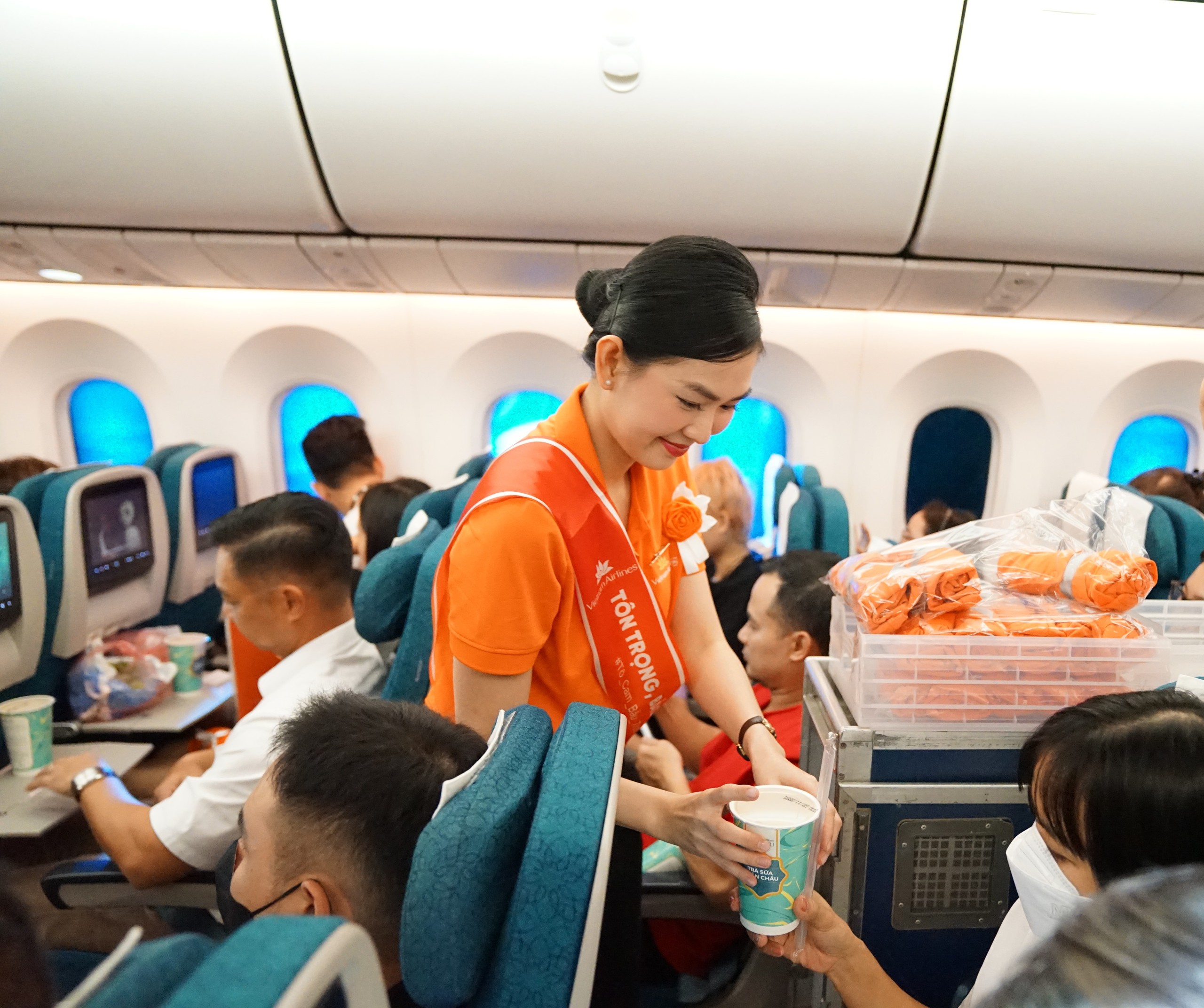 Vietnam Airlines "tô cam bầu trời" vì bình đẳng giới- Ảnh 1.