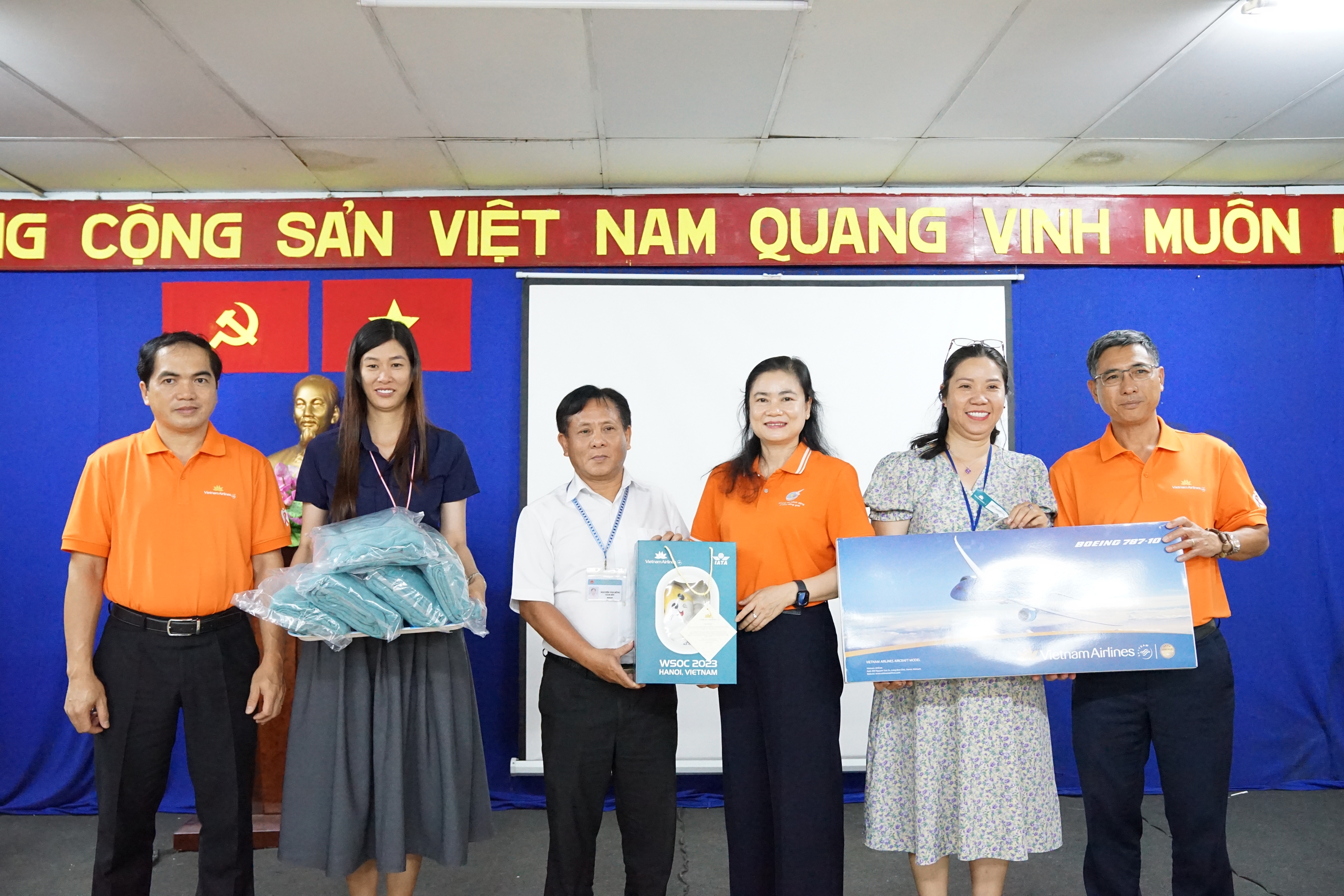 Vietnam Airlines "tô cam bầu trời" vì bình đẳng giới- Ảnh 3.