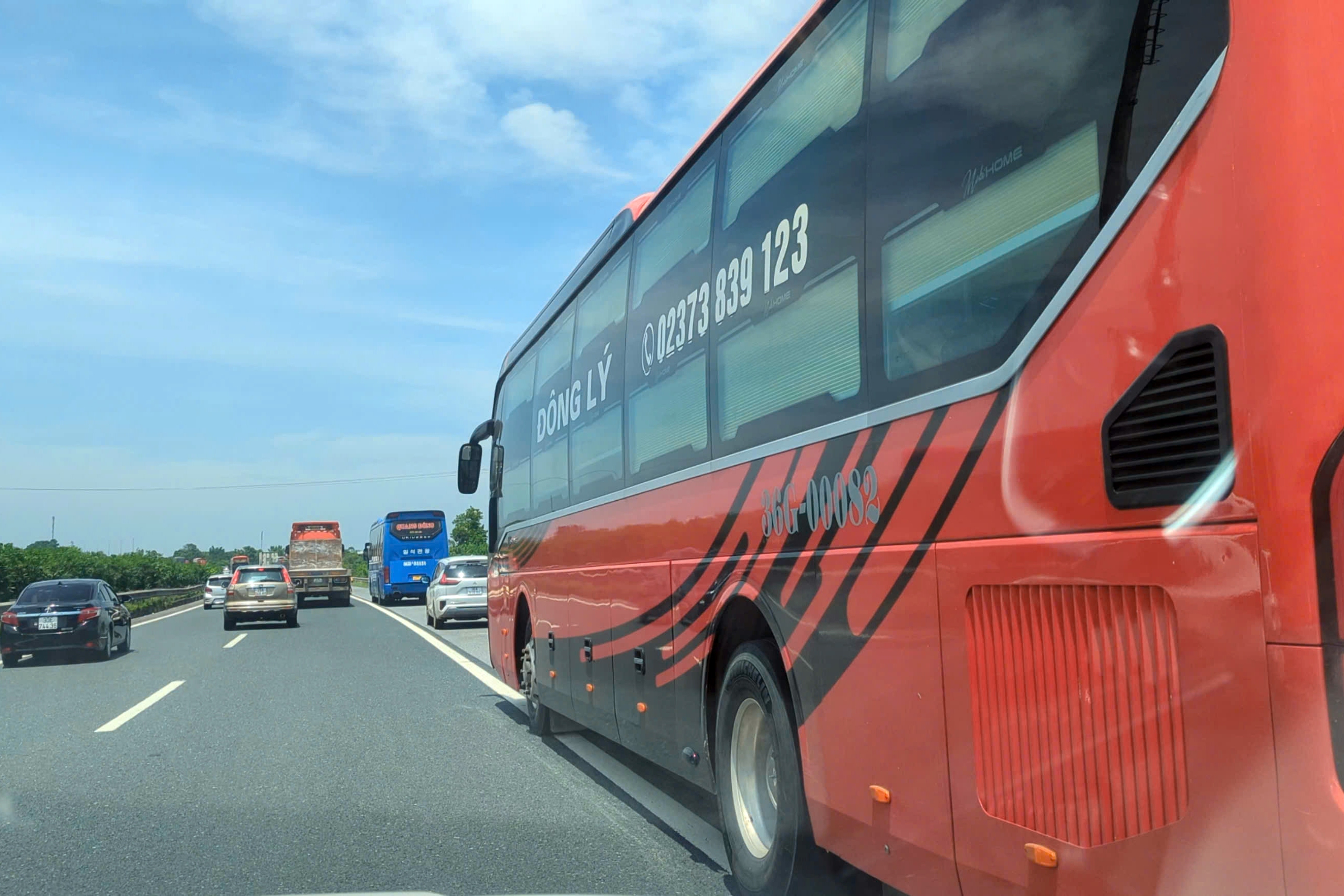 CSGT tổng kiểm tra ô tô khách vào cao tốc: Một ngày xử phạt hơn 100 tài xế và chủ xe- Ảnh 2. CSGT tổng kiểm tra ô tô khách vào cao tốc: Một ngày xử phạt hơn 100 tài xế và chủ xe- Ảnh 2.