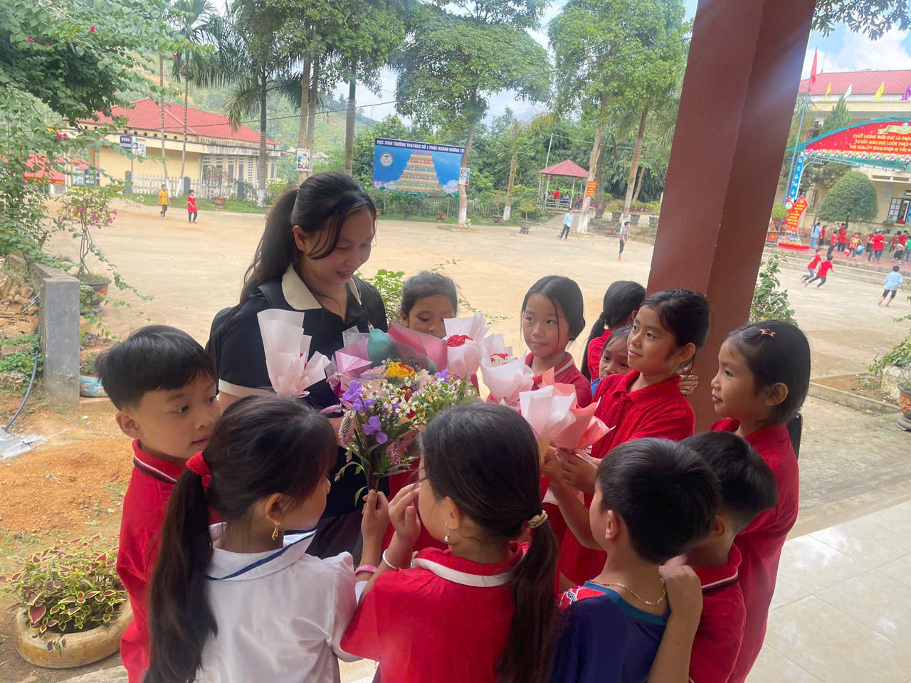 Hái hoa rừng tri ân thầy cô ở nơi từng là tâm lũ kinh hoàng- Ảnh 1.