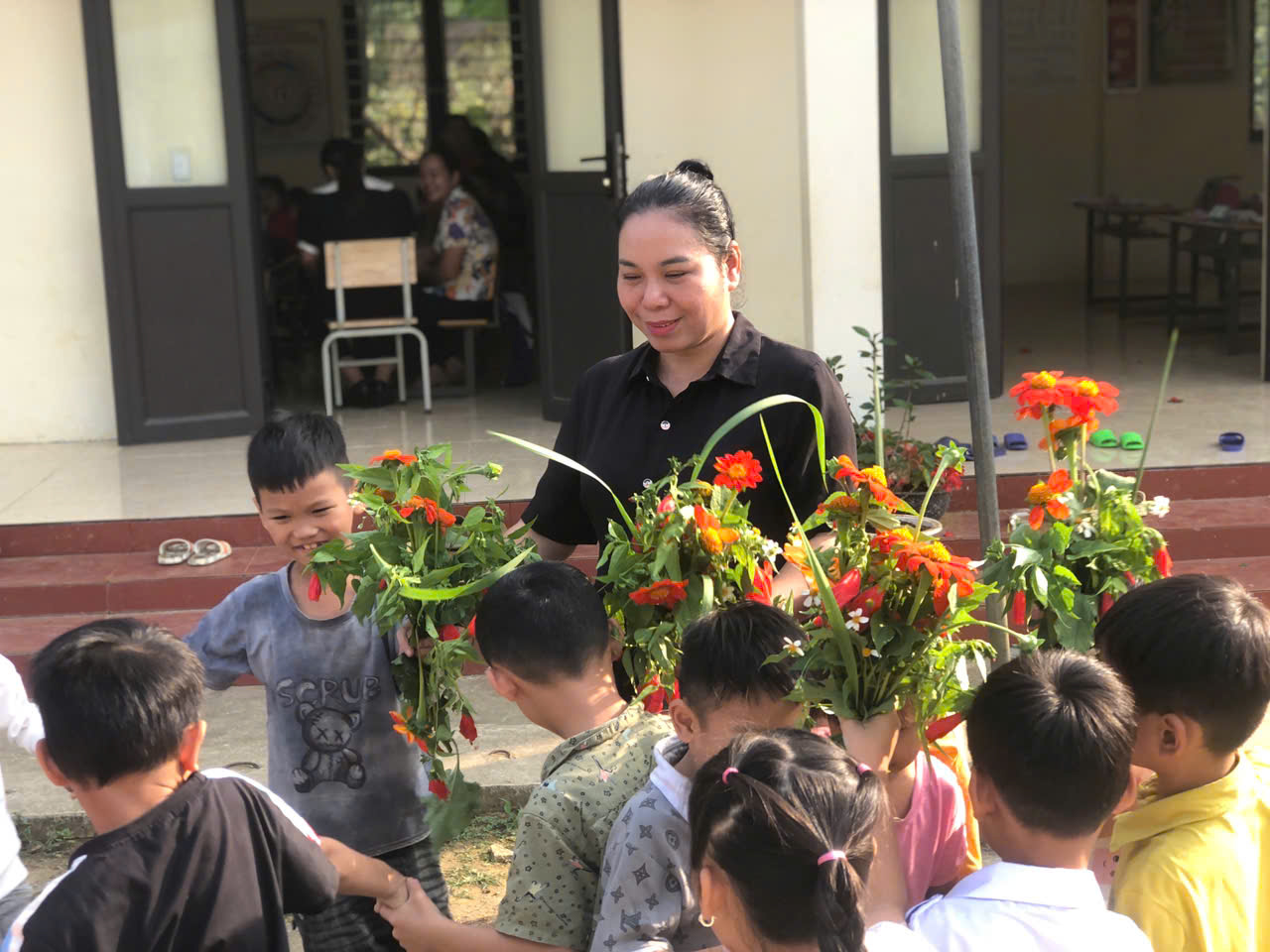 Hái hoa rừng tri ân thầy cô ở nơi từng là tâm lũ kinh hoàng- Ảnh 4.