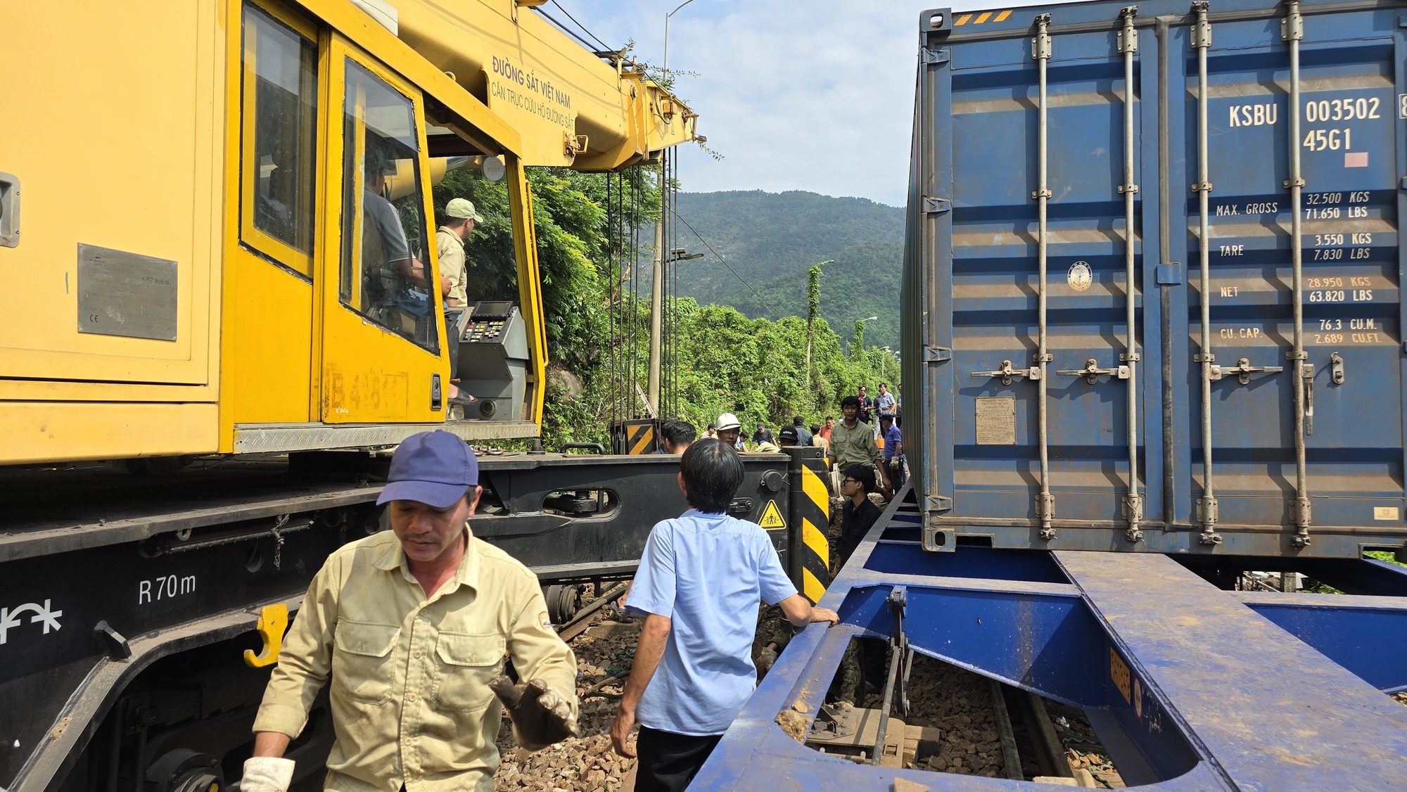 Hiện trường cứu hộ tàu hàng trật bánh khi qua đèo Hải Vân- Ảnh 5.