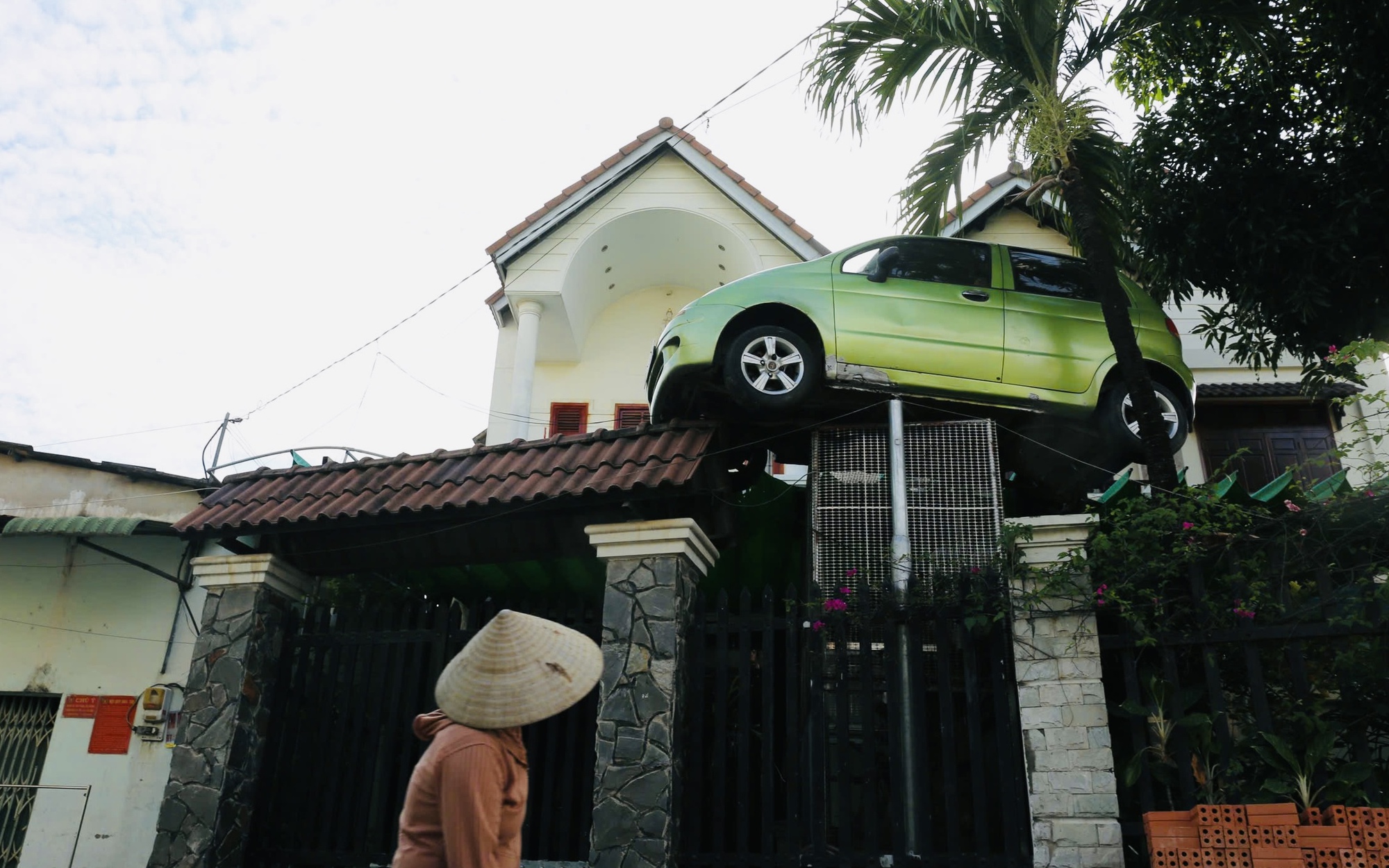 Địa phương lên tiếng về việc người dân gác ô tô lên cổng nhà 'lưu giữ kỷ niệm'