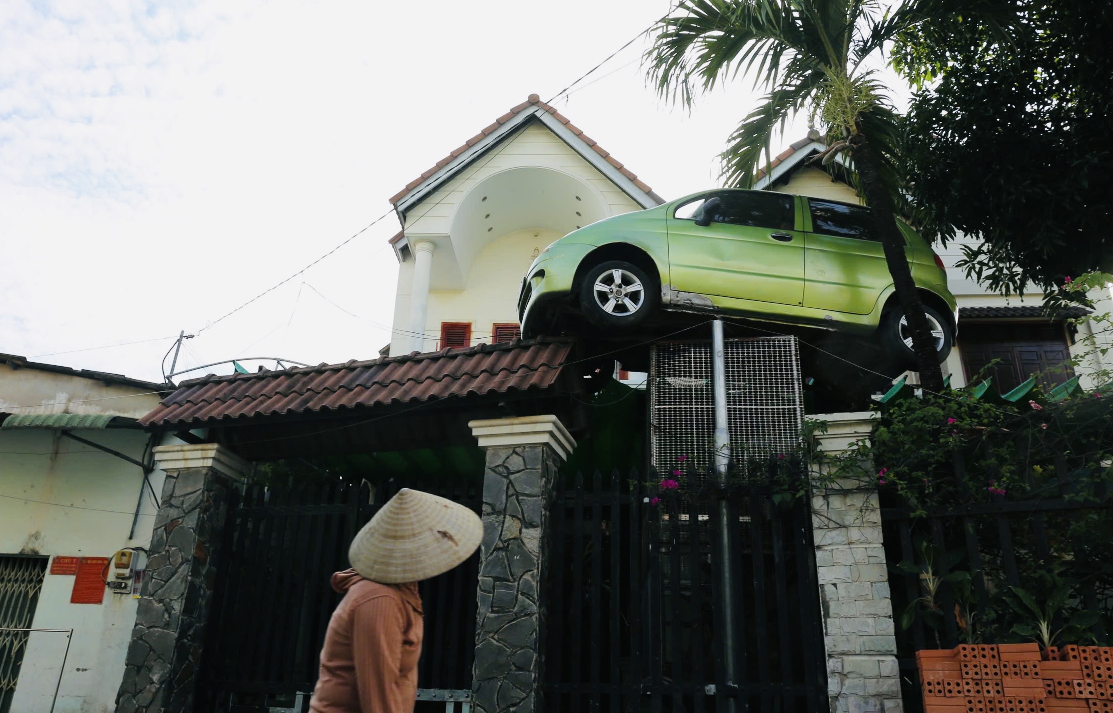 Địa phương lên tiếng về việc người dân gác ô tô lên cổng nhà "lưu giữ kỷ niệm"- Ảnh 1.