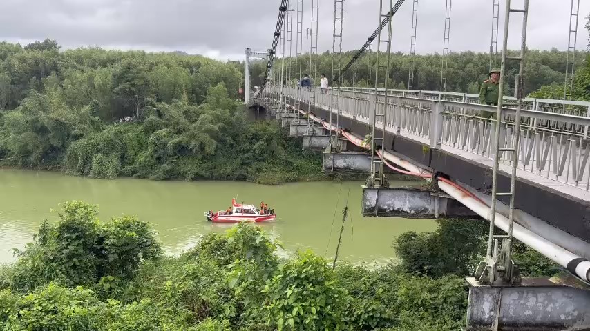 Vụ xe chở rác rơi xuống sông, 2 người mất tích: Cầu yếu, hạn chế tải trọng 8 tấn- Ảnh 3.