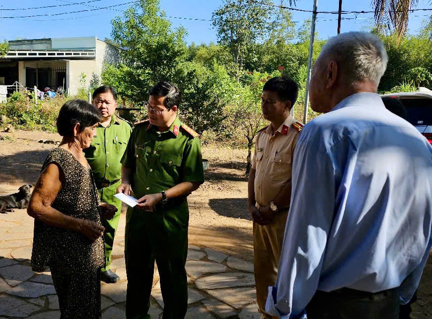 Đồng Nai: Thăm hỏi, chia sẻ khó khăn với gia đình nạn nhân tai nạn giao thông- Ảnh 4.