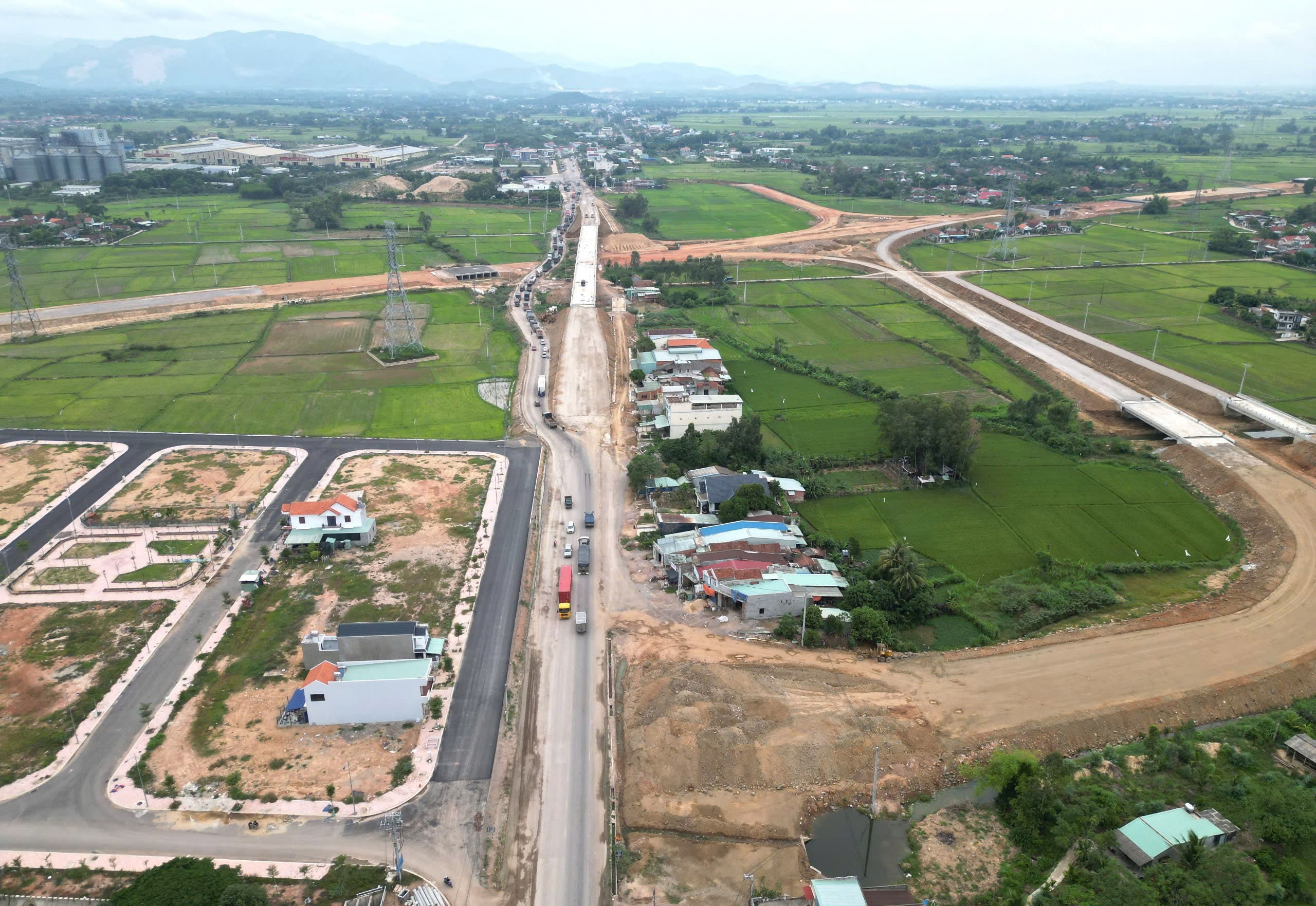 Bình Định kiến nghị mở thêm nút giao, đường kết nối để phát huy hiệu quả cao tốc- Ảnh 1.