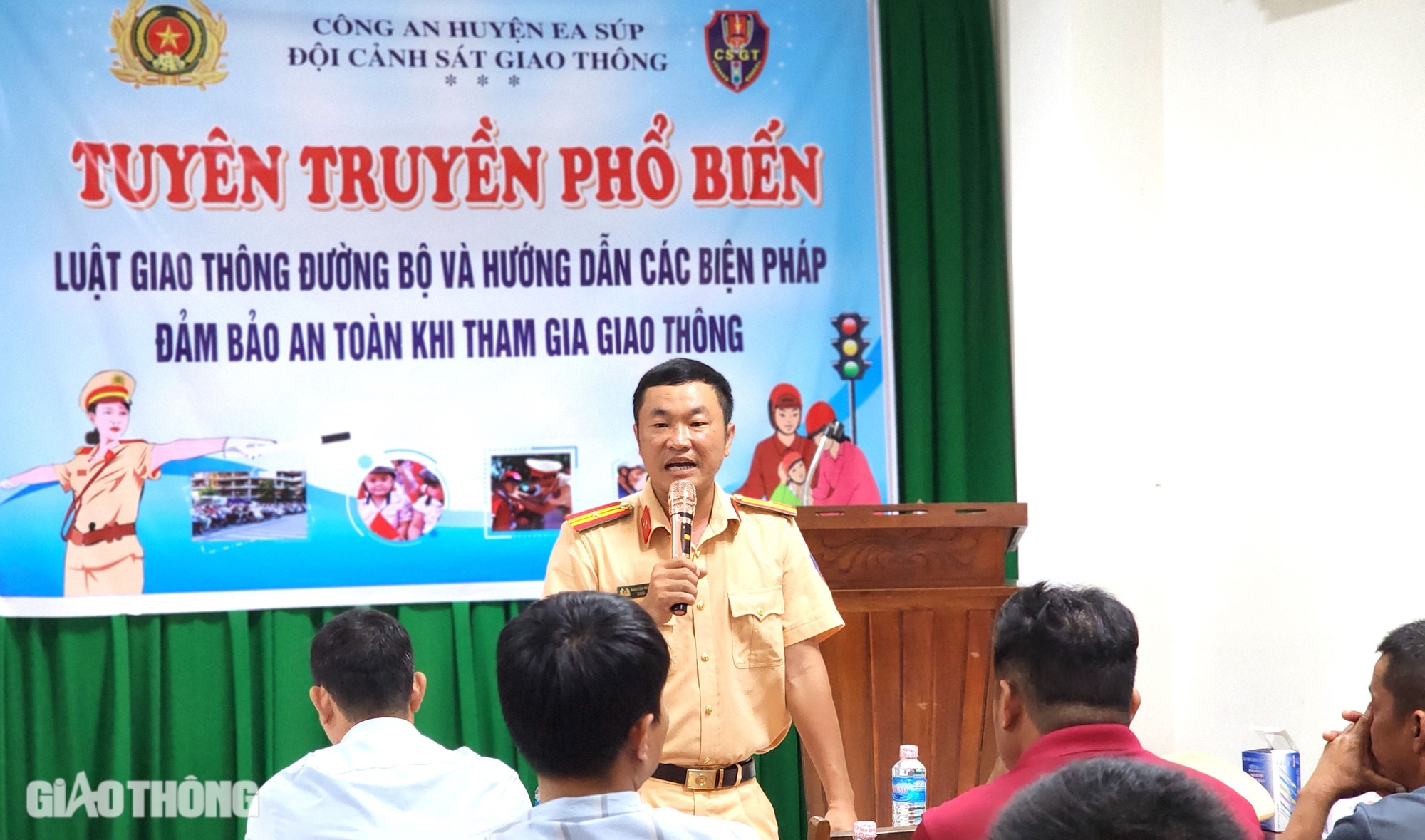 Tuyên truyền, ký cam kết đảm bảo trật ATGT đối với hoạt động vận tải mía đường- Ảnh 2.