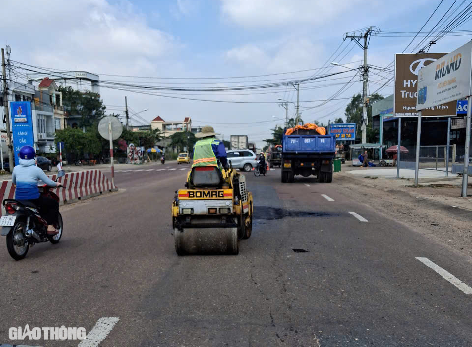 Mặt đường các tuyến quốc lộ qua Bình Định hư hỏng sau mưa lớn được khắc phục ra sao?- Ảnh 3.