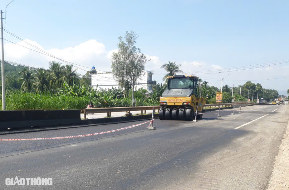 Mặt đường các tuyến quốc lộ qua Bình Định hư hỏng sau mưa lớn được khắc phục ra sao?- Ảnh 4.