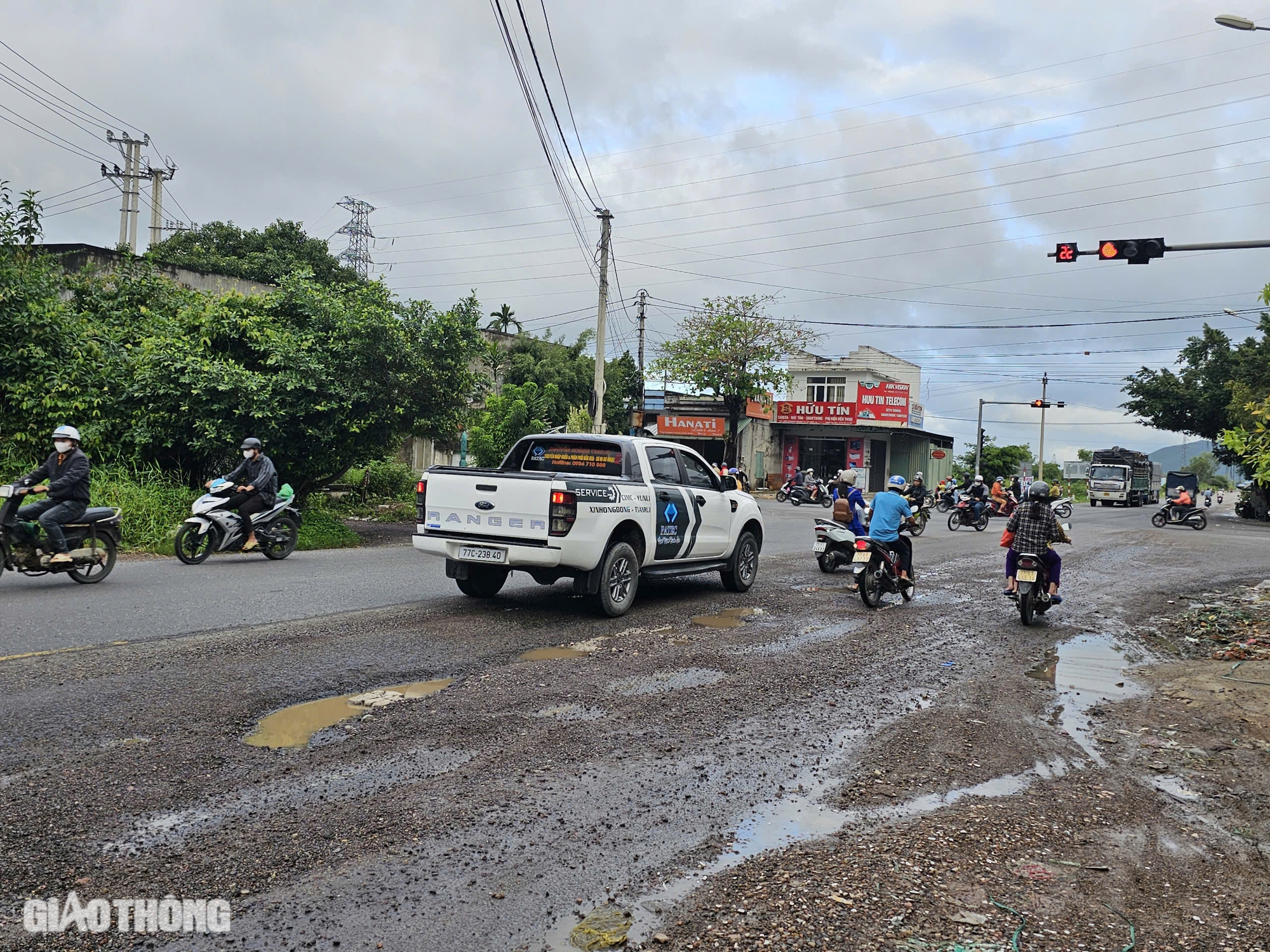 Mặt đường các tuyến quốc lộ qua Bình Định hư hỏng sau mưa lớn được khắc phục ra sao?- Ảnh 1.