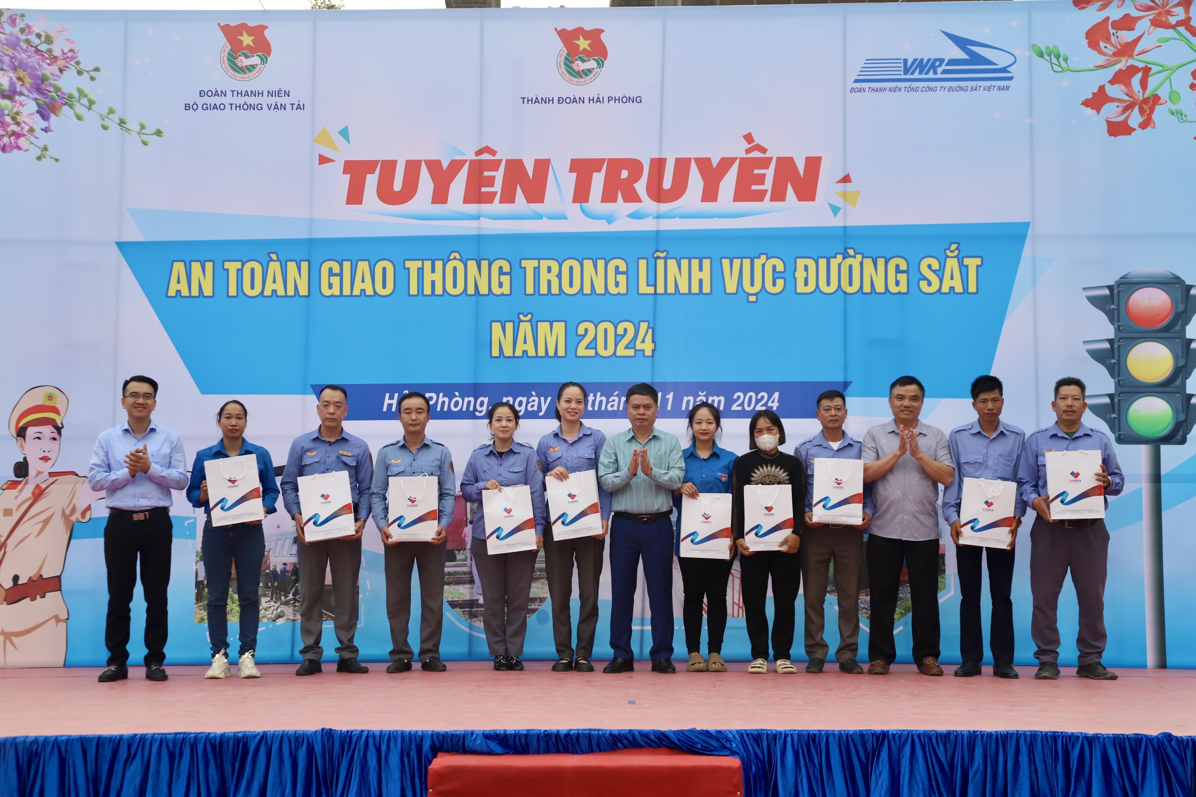 Đoàn Bộ GTVT tuyên truyền an toàn đường sắt; tập huấn kỹ năng cho cán bộ Đoàn- Ảnh 4.