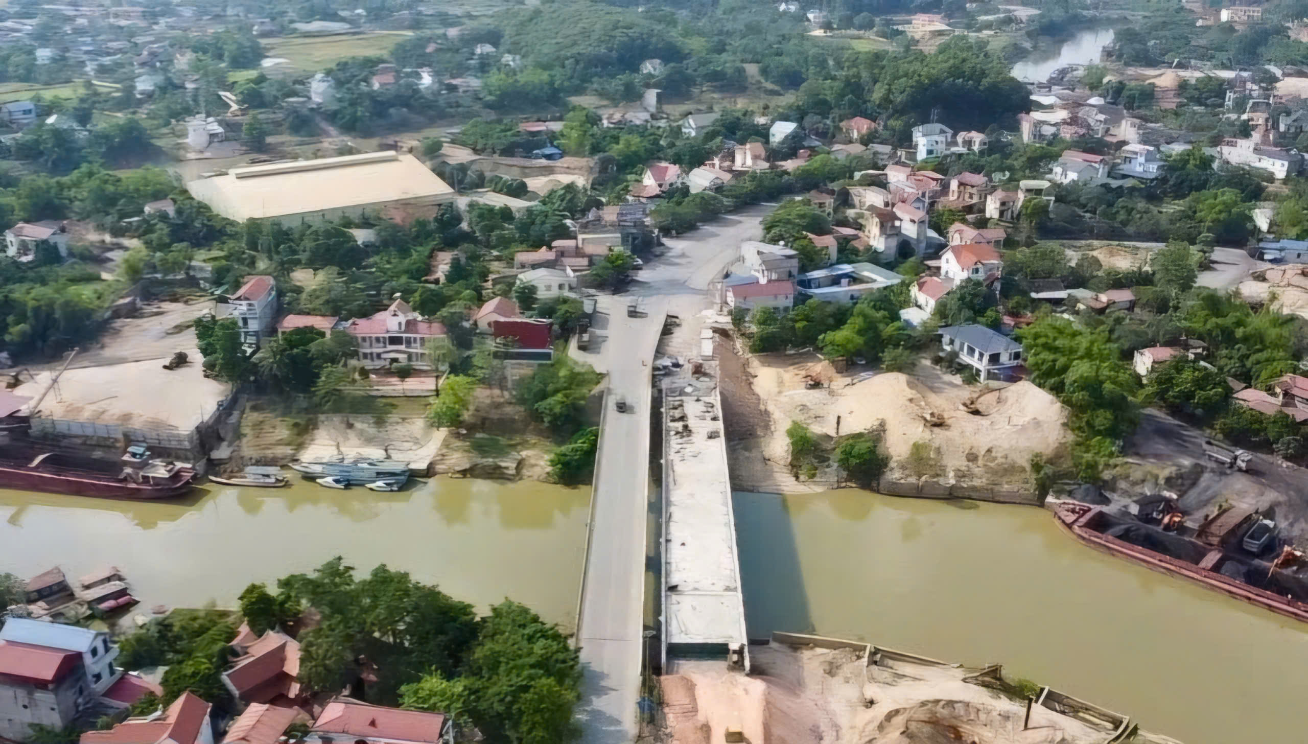 Aufforderung an Hanoi, die Baustelle der Da-Phuc-Brücke vor dem 30. November zu übergeben – Foto 1. Đề nghị Hà Nội bàn giao mặt bằng thi công cầu Đa Phúc trước 30/11- Ảnh 1.