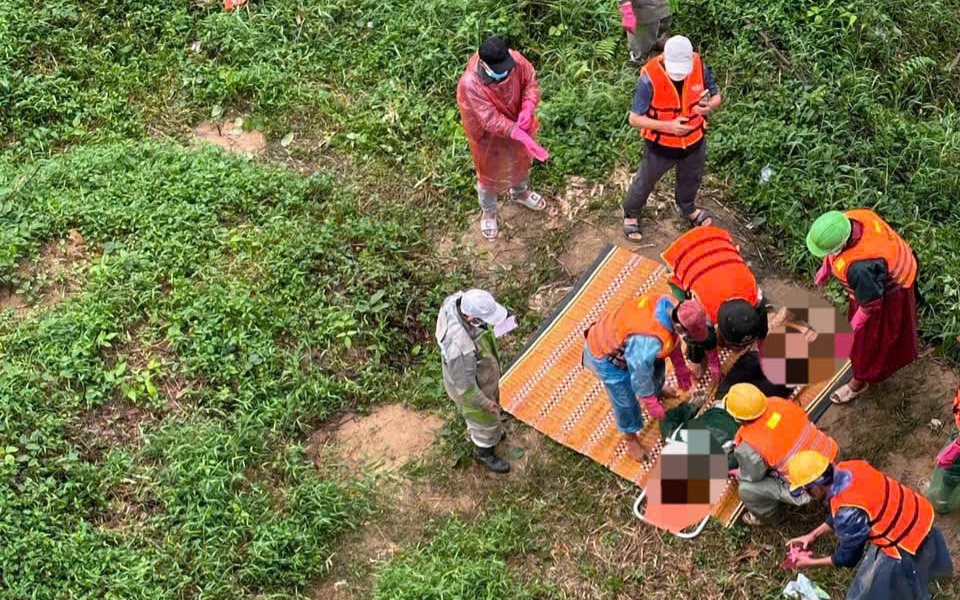 Tìm thấy một nạn nhân mất tích vụ xe rác rơi xuống sông, cách hiện trường hơn 6km