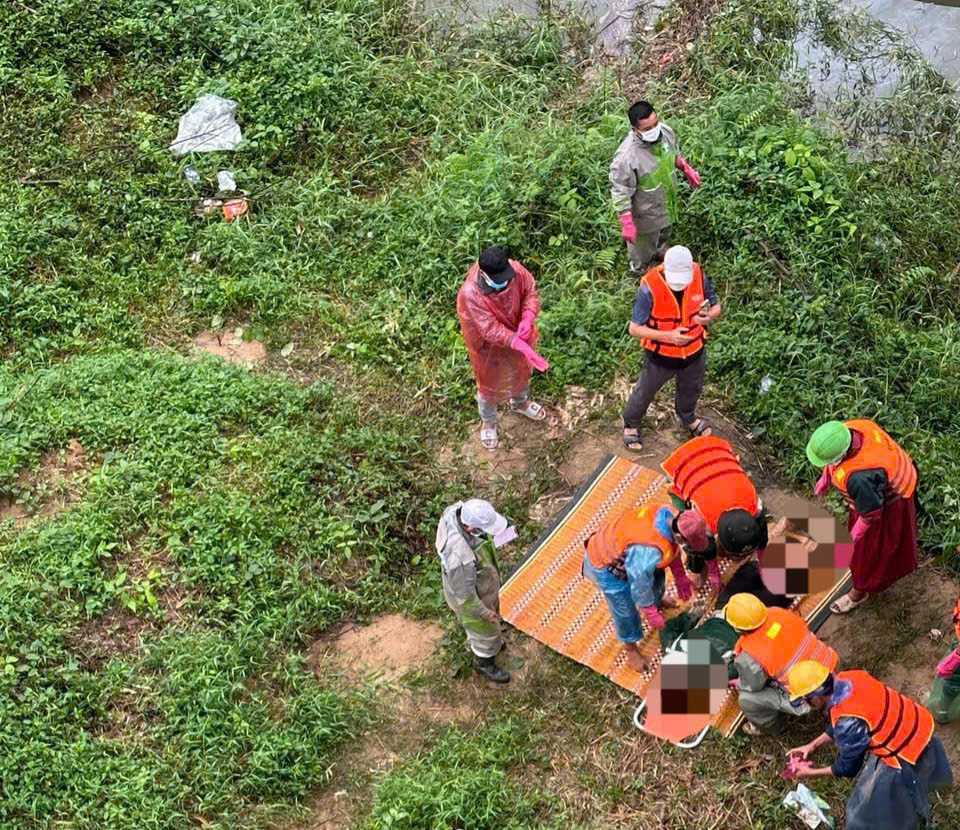 Vụ xe rác rơi xuống sông, hai người mất tích: Đã tìm thấy nạn nhân cuối cùng- Ảnh 2.