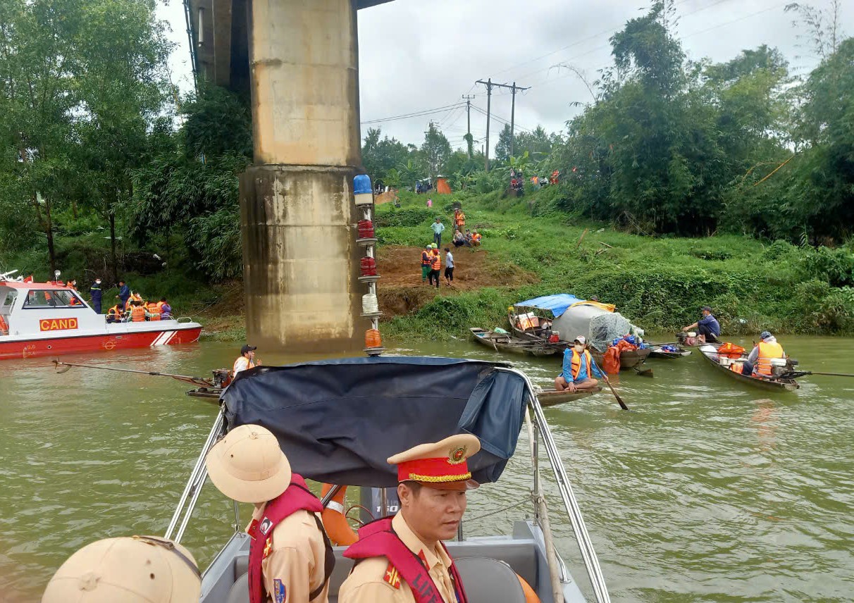 Vụ xe rác rơi xuống sông, hai người mất tích: Đã tìm thấy nạn nhân cuối cùng- Ảnh 3.