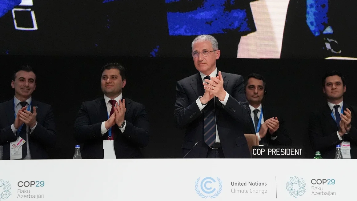 COP29: Các quốc gia đạt thỏa thuận 300 tỷ USD về biến đổi khí hậu sau hàng giờ căng thẳng- Ảnh 1.