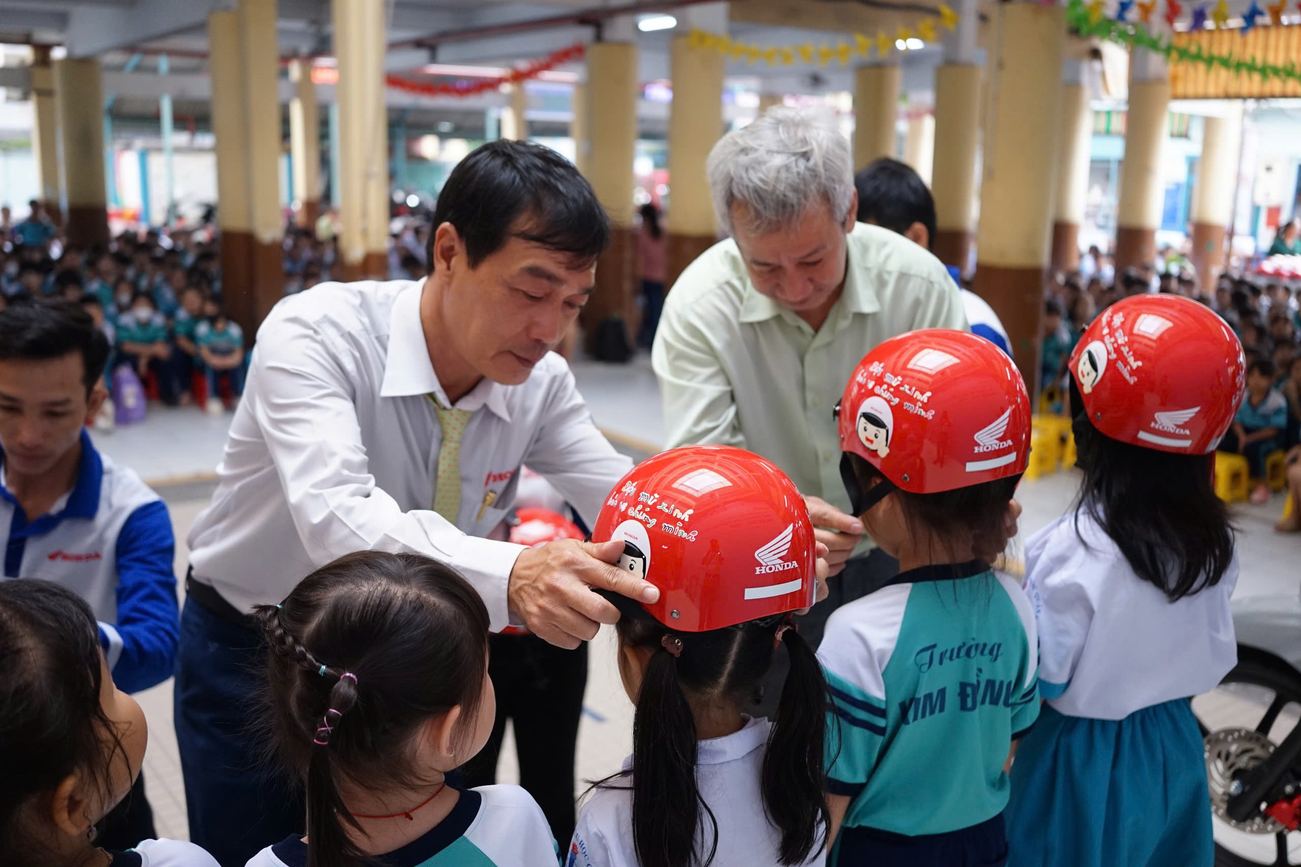 Honda Sơn Minh trao mũ bảo hiểm, tập huấn ATGT cho hàng trăm học sinh tiểu học- Ảnh 1.