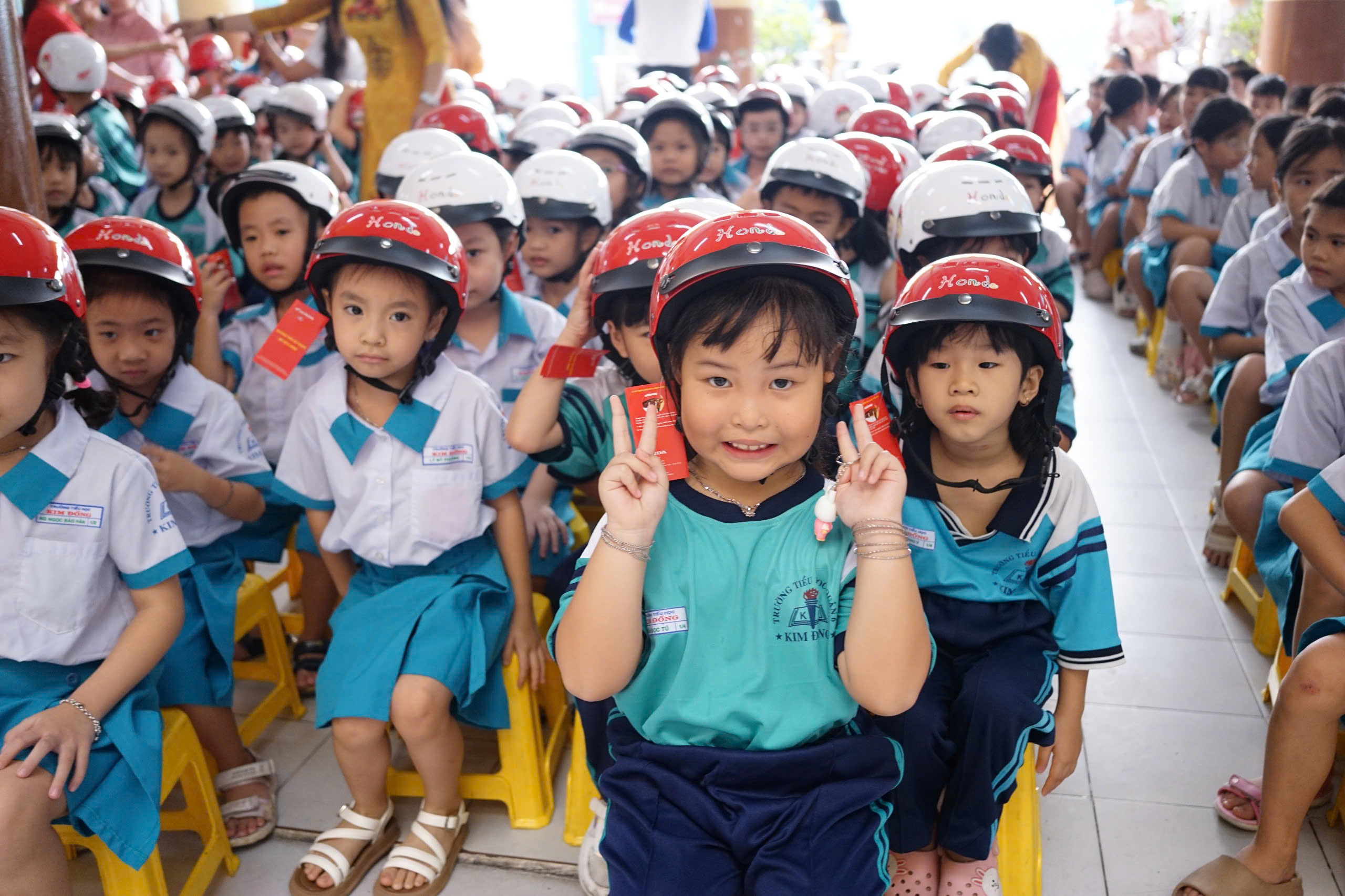 Honda Sơn Minh trao mũ bảo hiểm, tập huấn ATGT cho hàng trăm học sinh tiểu học- Ảnh 2.