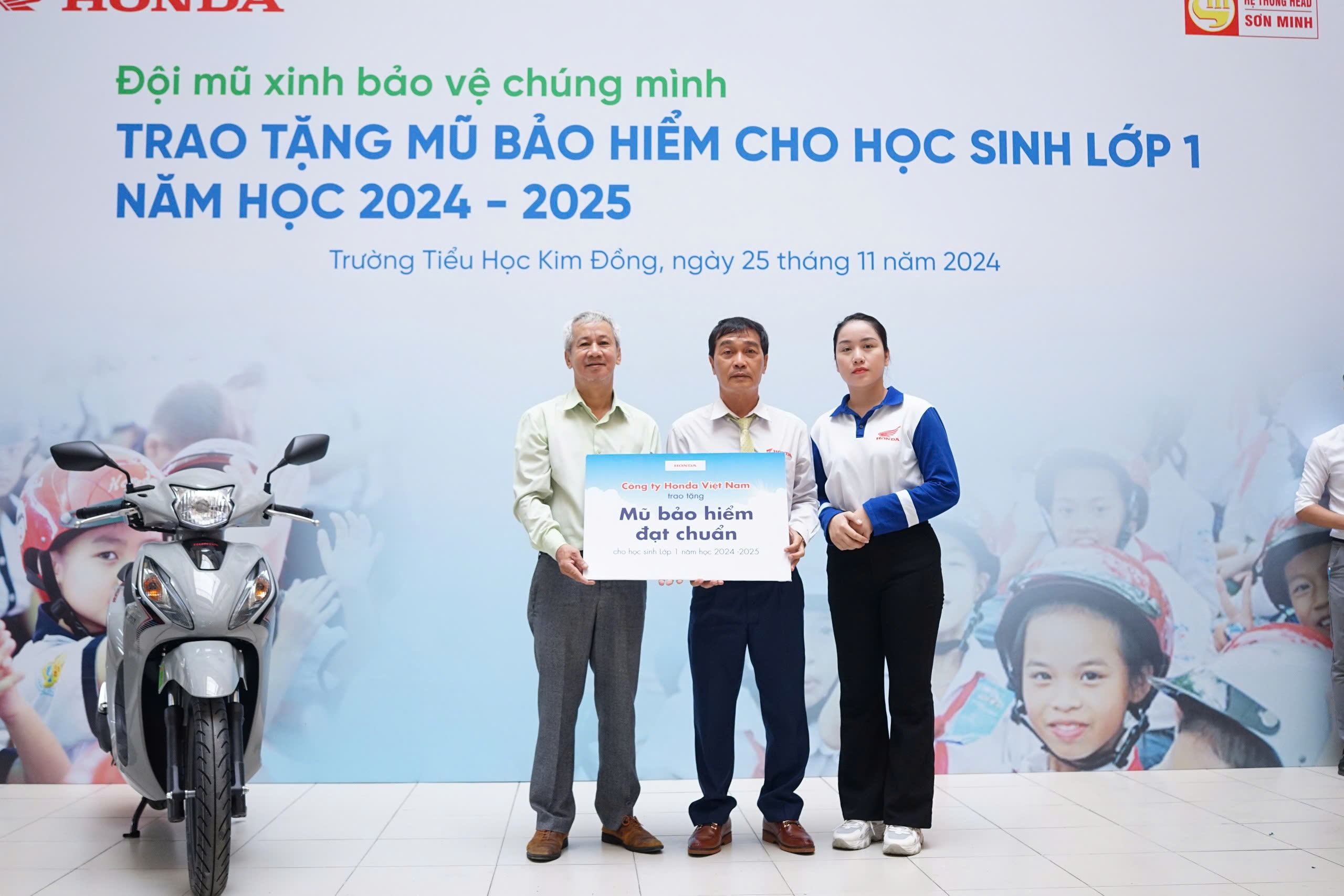 Honda Sơn Minh trao mũ bảo hiểm, tập huấn ATGT cho hàng trăm học sinh tiểu học- Ảnh 3.