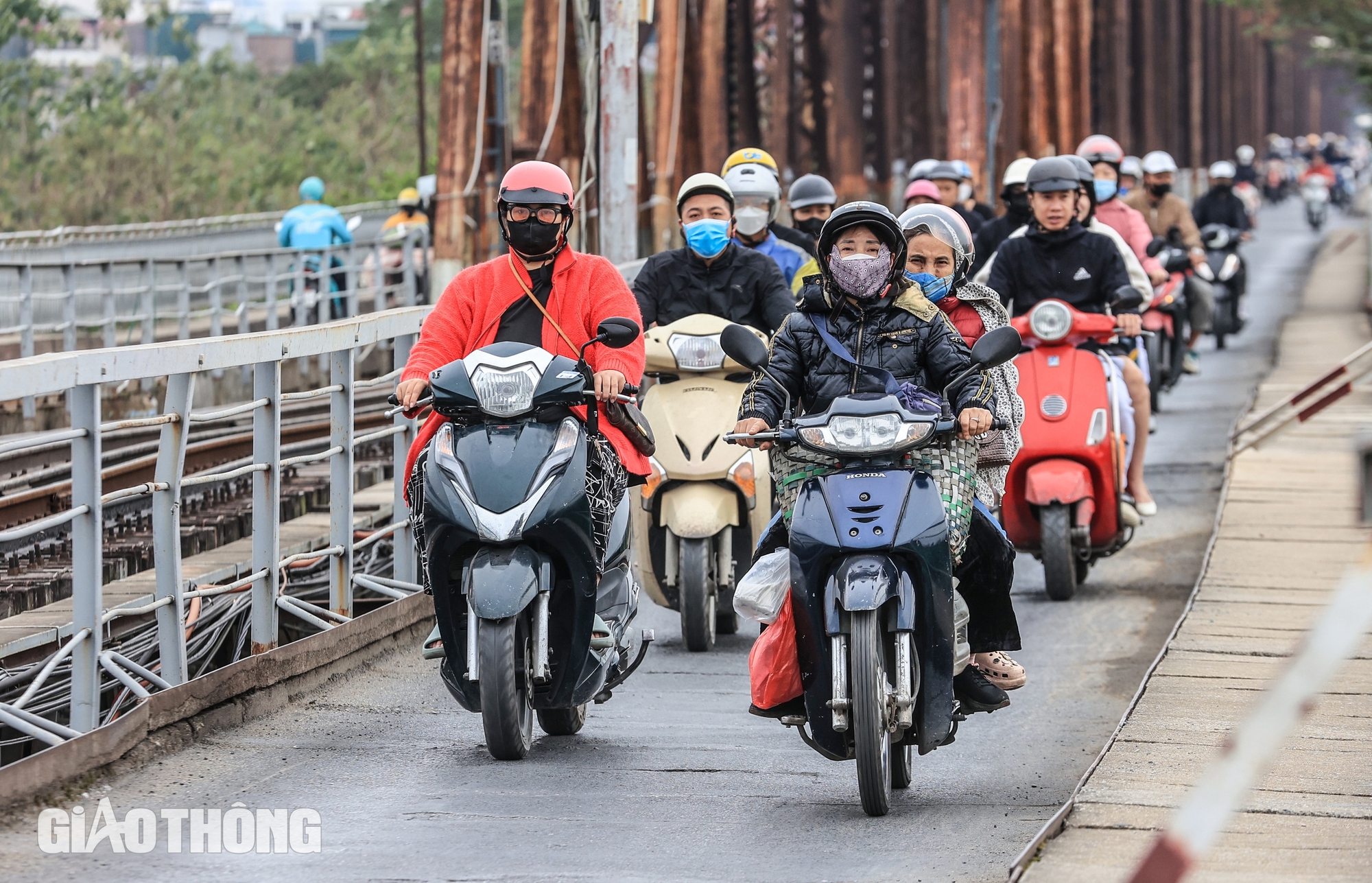 Mùa đông gõ cửa, người Hà Nội diện áo ấm, quàng khăn kín mít trong gió lạnh- Ảnh 1.