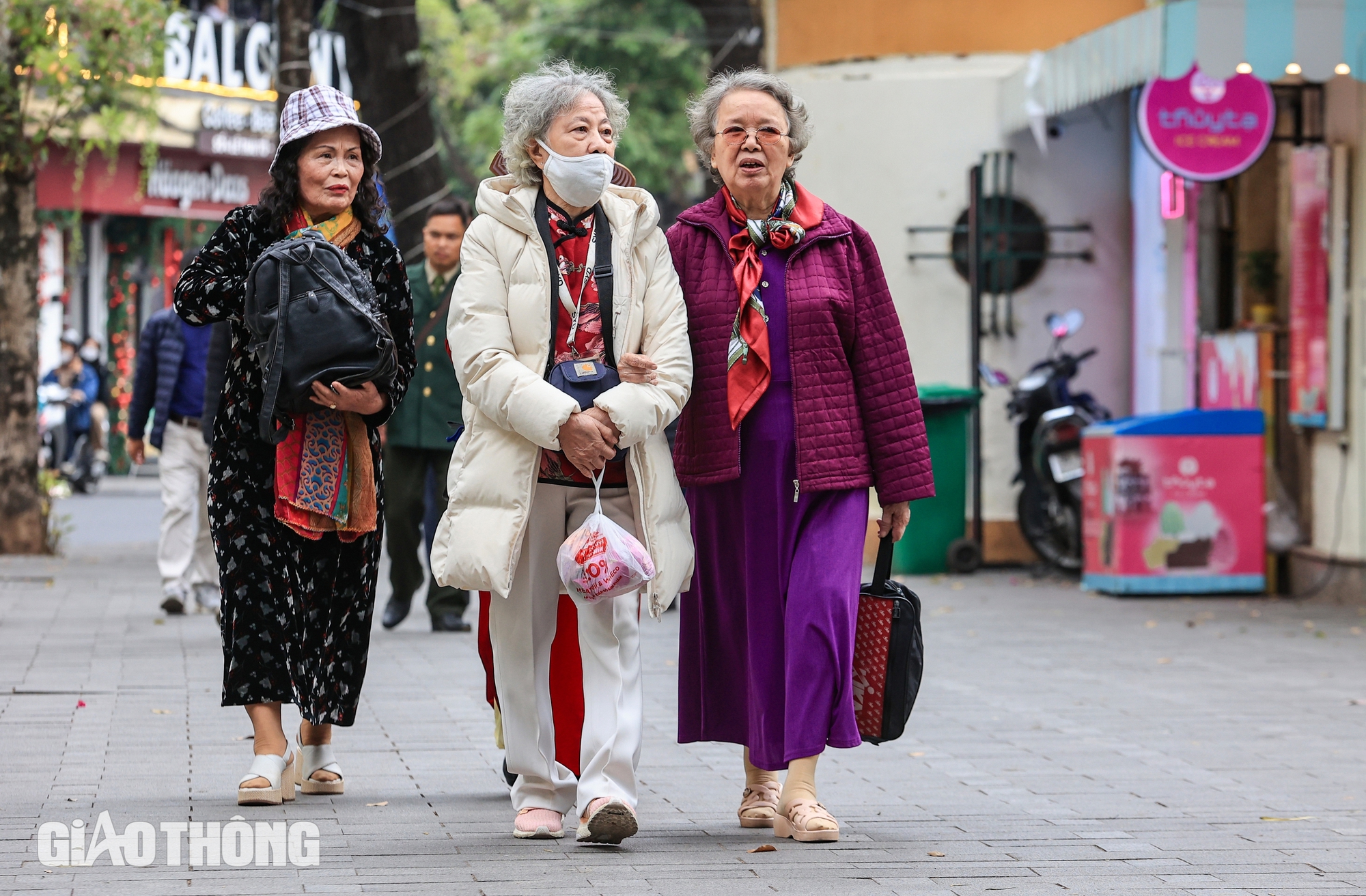 Mùa đông gõ cửa, người Hà Nội diện áo ấm, quàng khăn kín mít trong gió lạnh- Ảnh 5.