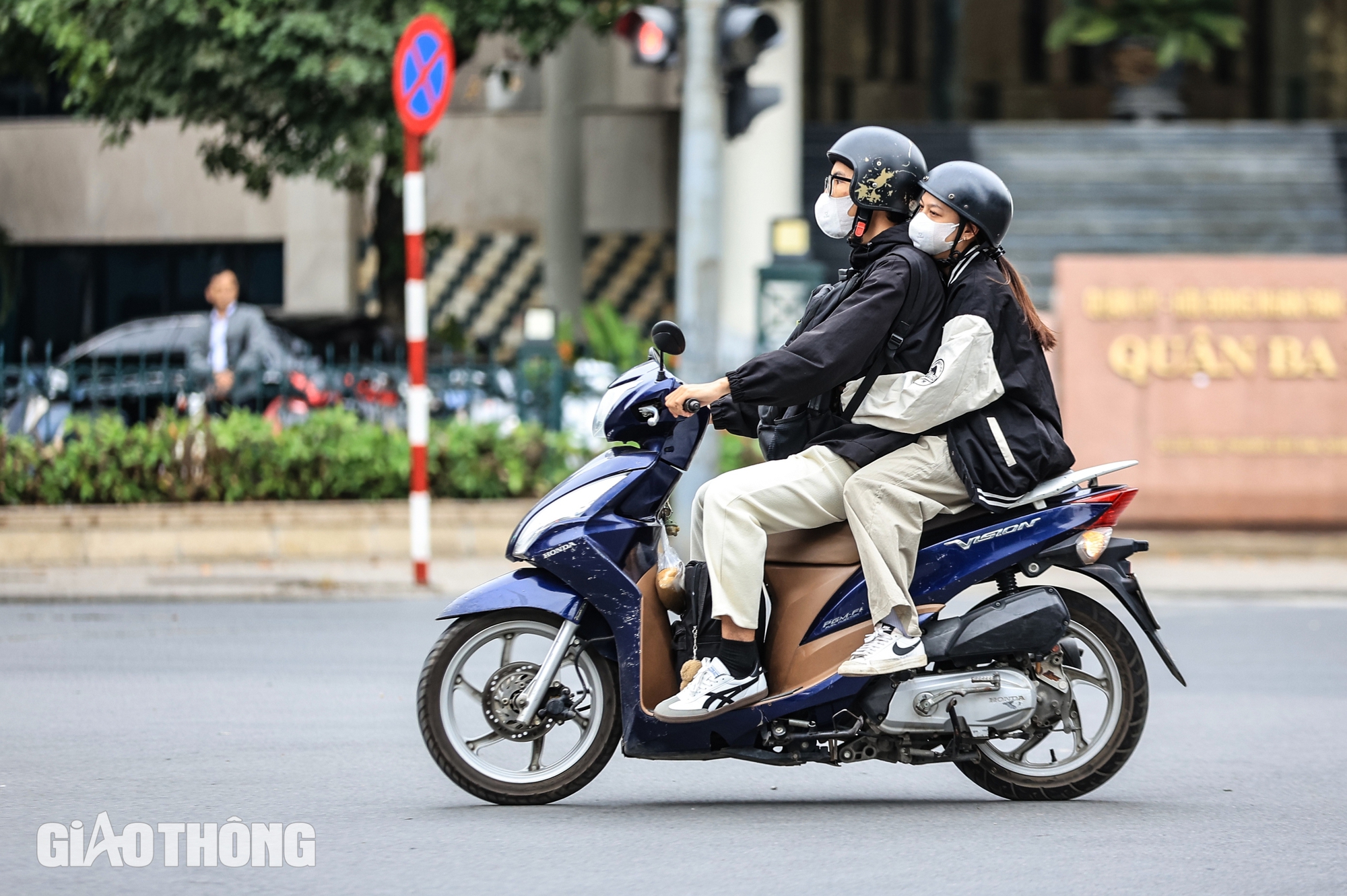 Mùa đông gõ cửa, người Hà Nội diện áo ấm, quàng khăn kín mít trong gió lạnh- Ảnh 13.