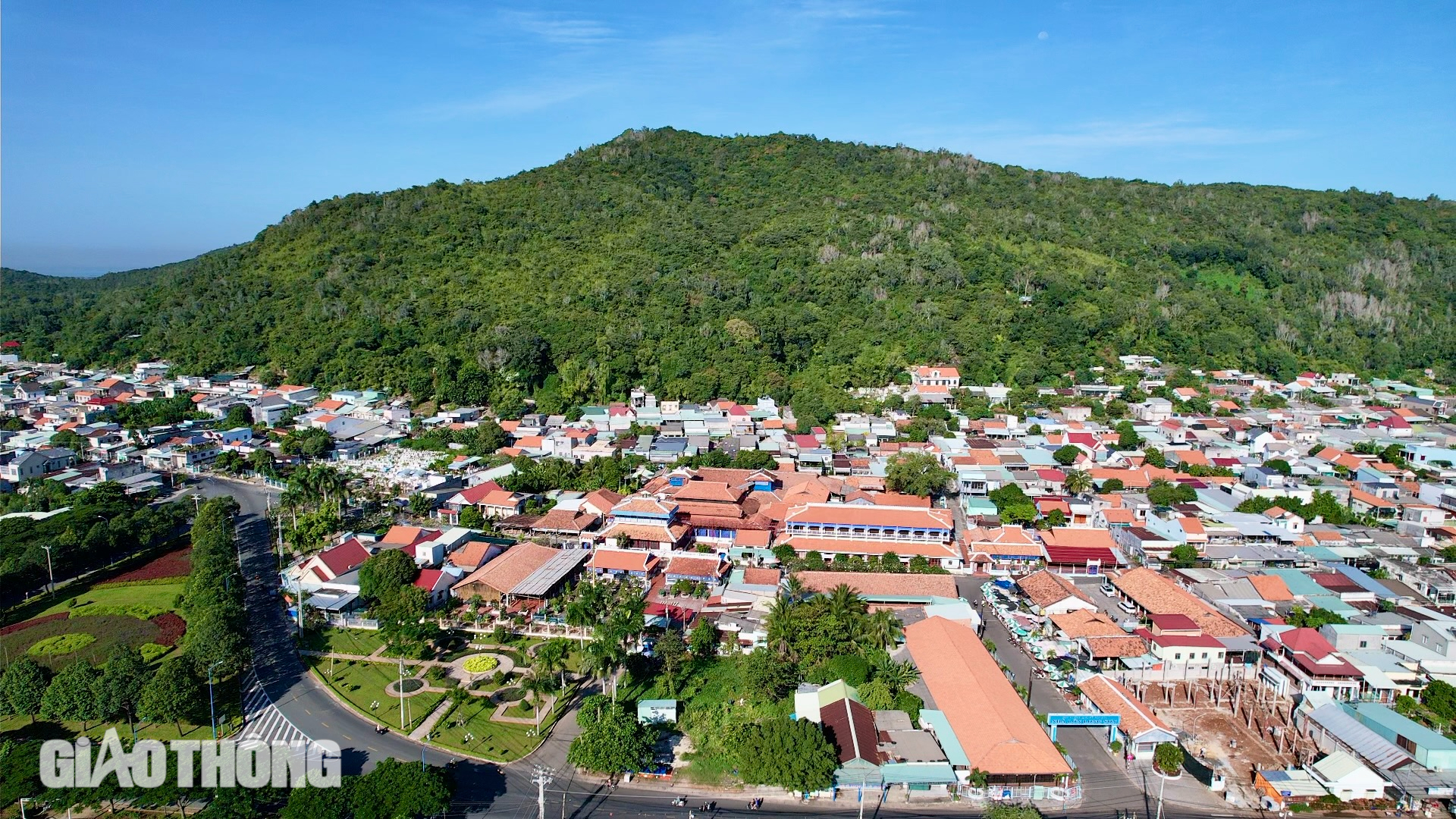 Ba cầu lớn và những cung đường thúc đẩy phát triển kinh tế, du lịch xã đảo Long Sơn - Ảnh 1.