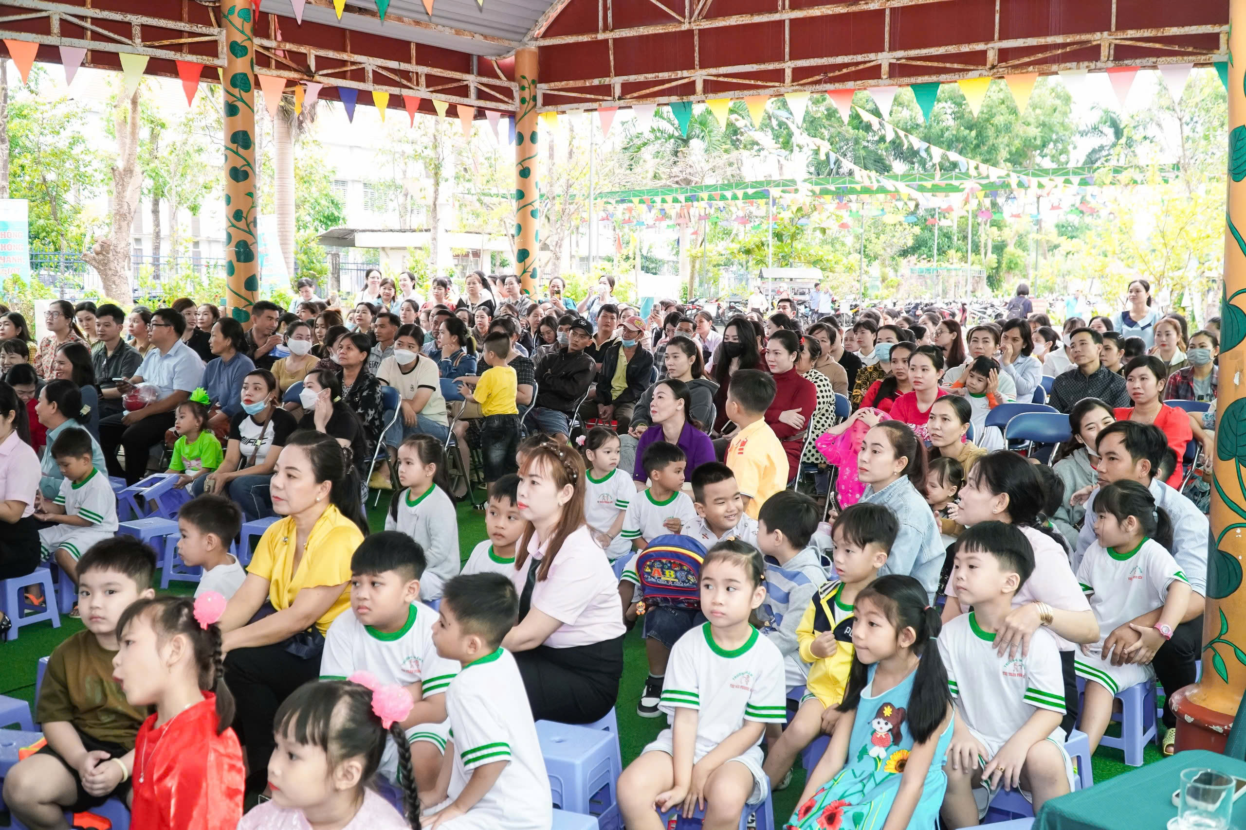 Trẻ mầm non Cần Thơ hào hứng học mặc áo phao, đội mũ bảo hiểm đúng chuẩn- Ảnh 2.