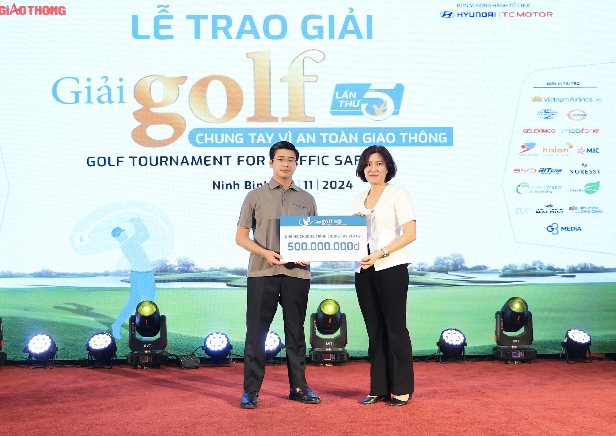 Đấu giá bức tranh của họa sĩ Hong Kong tại Giải Golf Chung tay vì ATGT 2024 - Ảnh 2.