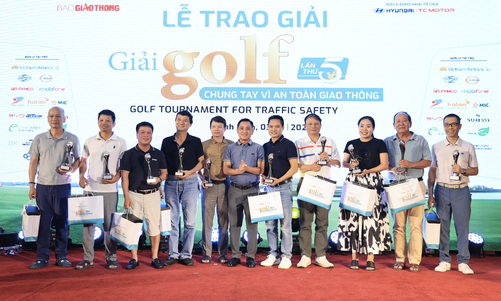 Đấu giá bức tranh của họa sĩ Hong Kong tại Giải Golf Chung tay vì ATGT 2024 - Ảnh 4.