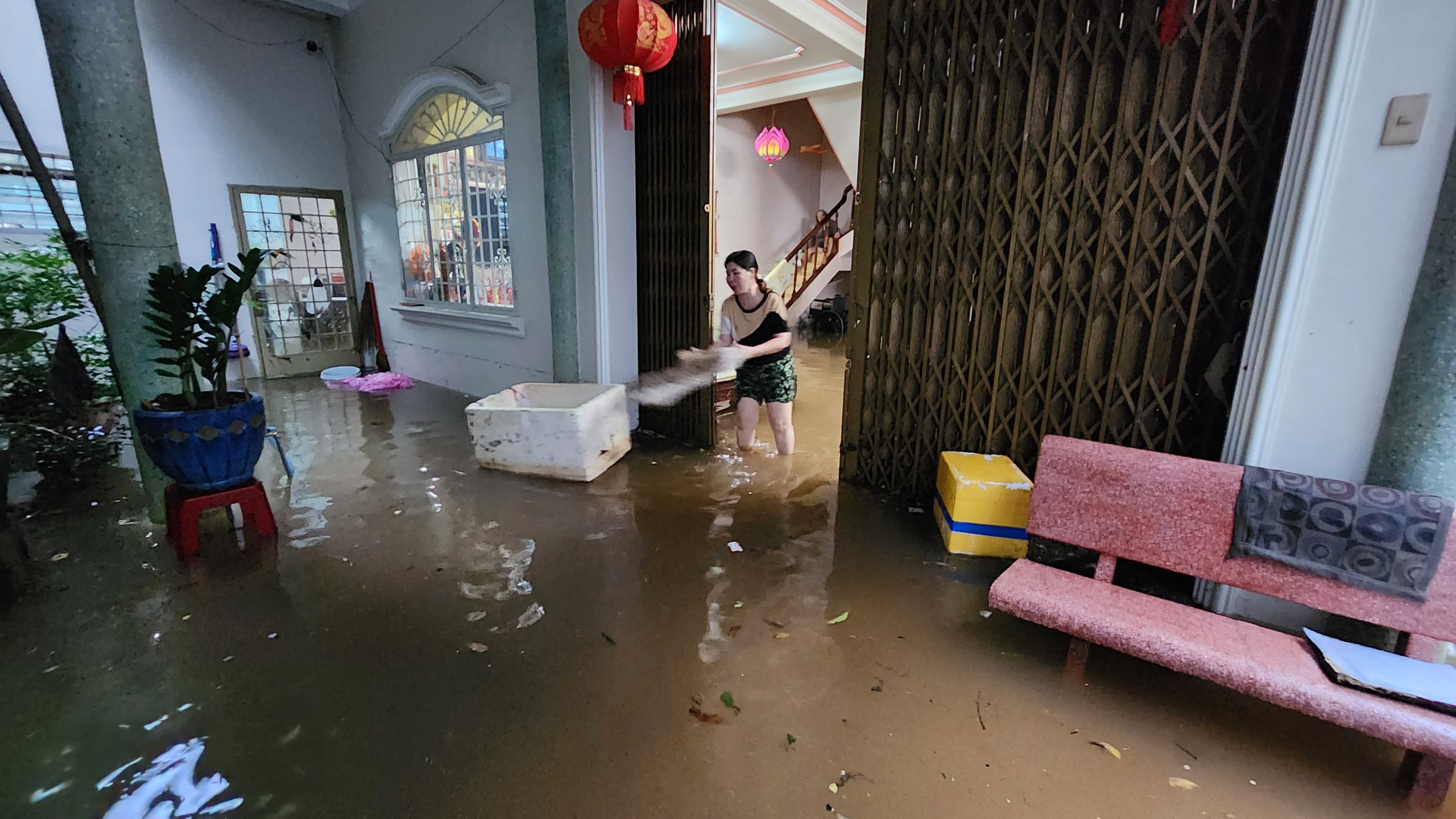 Mưa lớn kèm dông lốc, nhiều tuyến đường Lâm Đồng ngập nặng, cây cối ngã đổ- Ảnh 1.