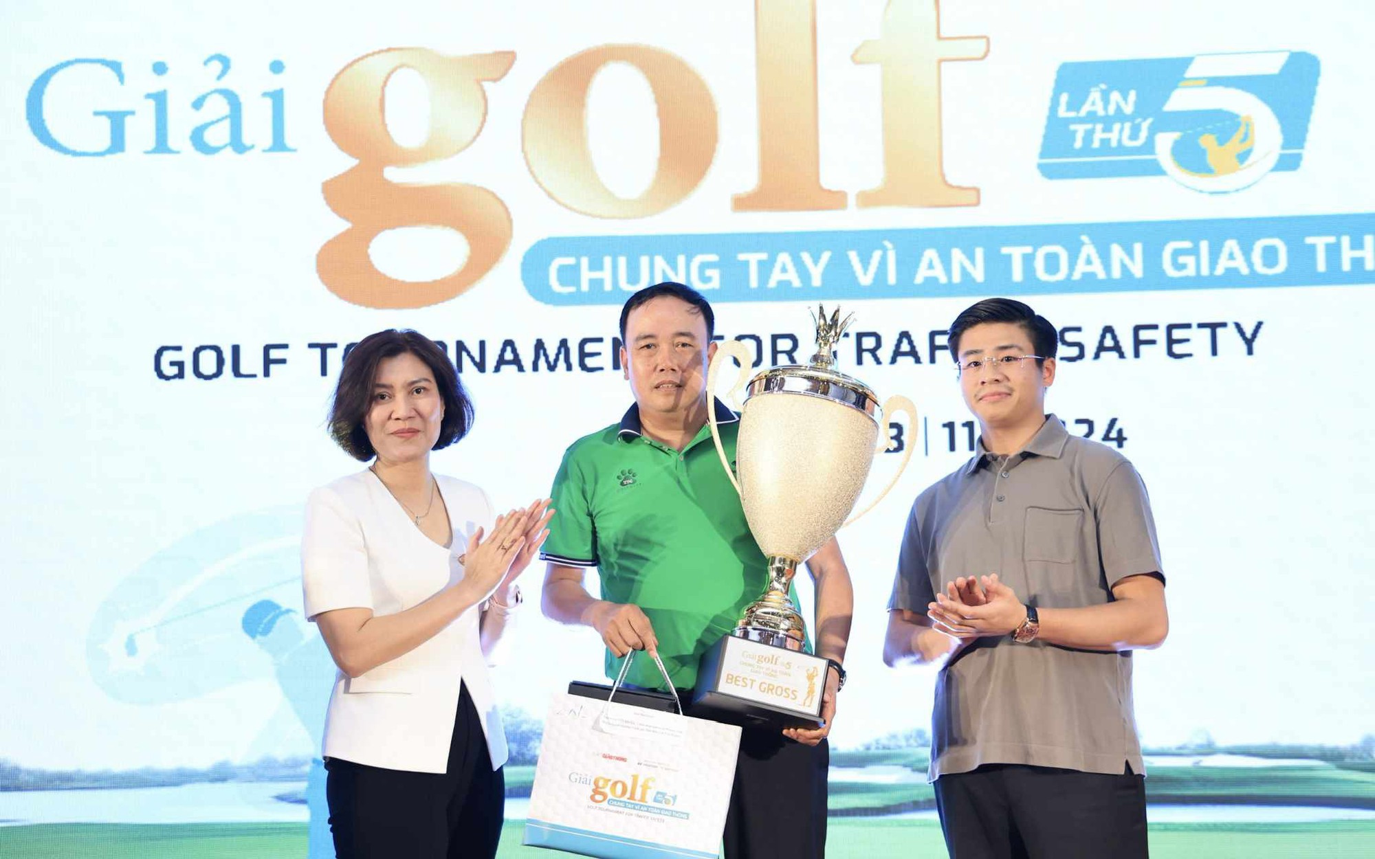 Đấu giá bức tranh của họa sĩ Hong Kong tại Giải Golf Chung tay vì ATGT 2024