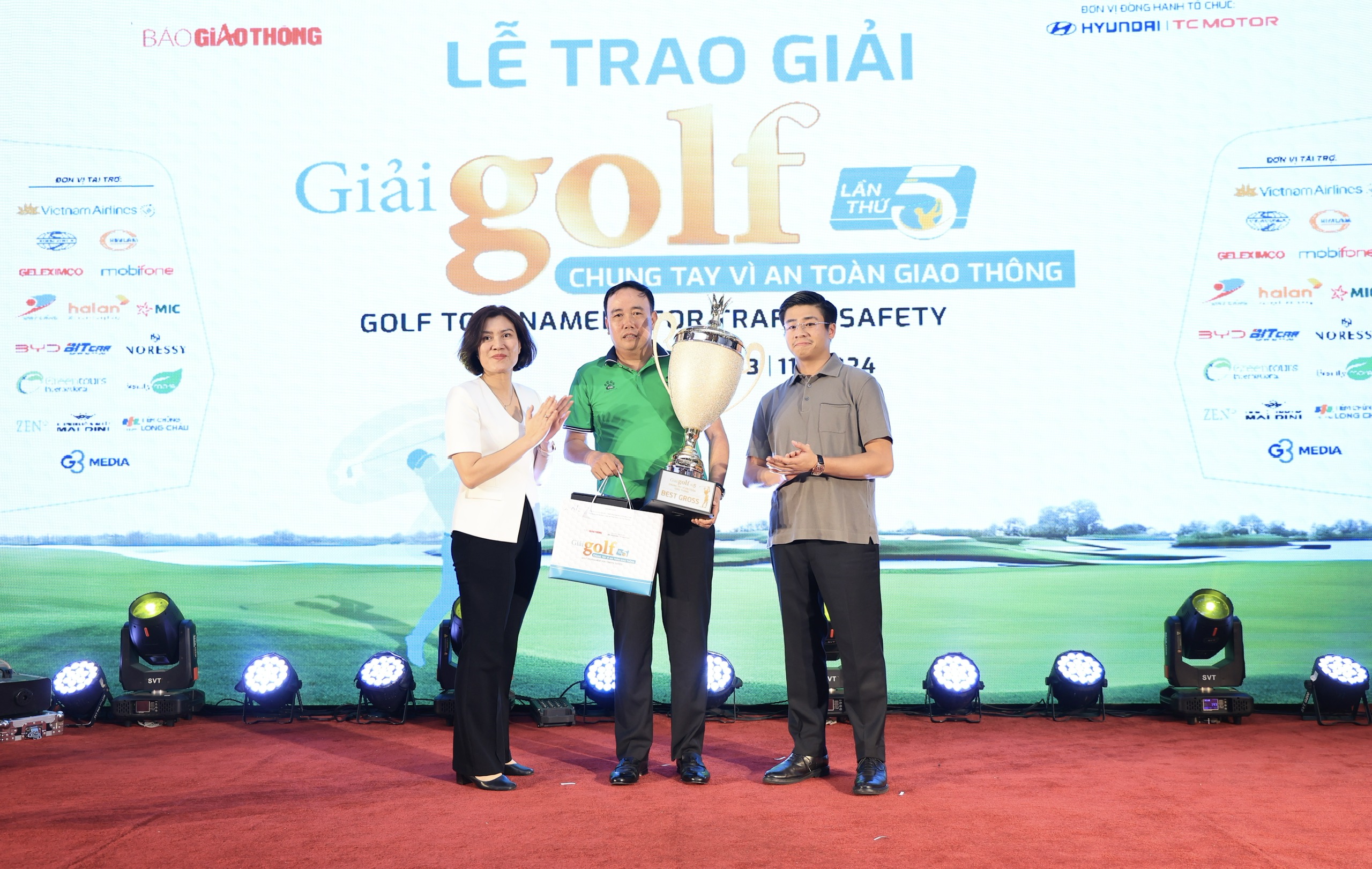 Đấu giá bức tranh của họa sĩ Hong Kong tại Giải Golf Chung tay vì ATGT 2024 - Ảnh 1.