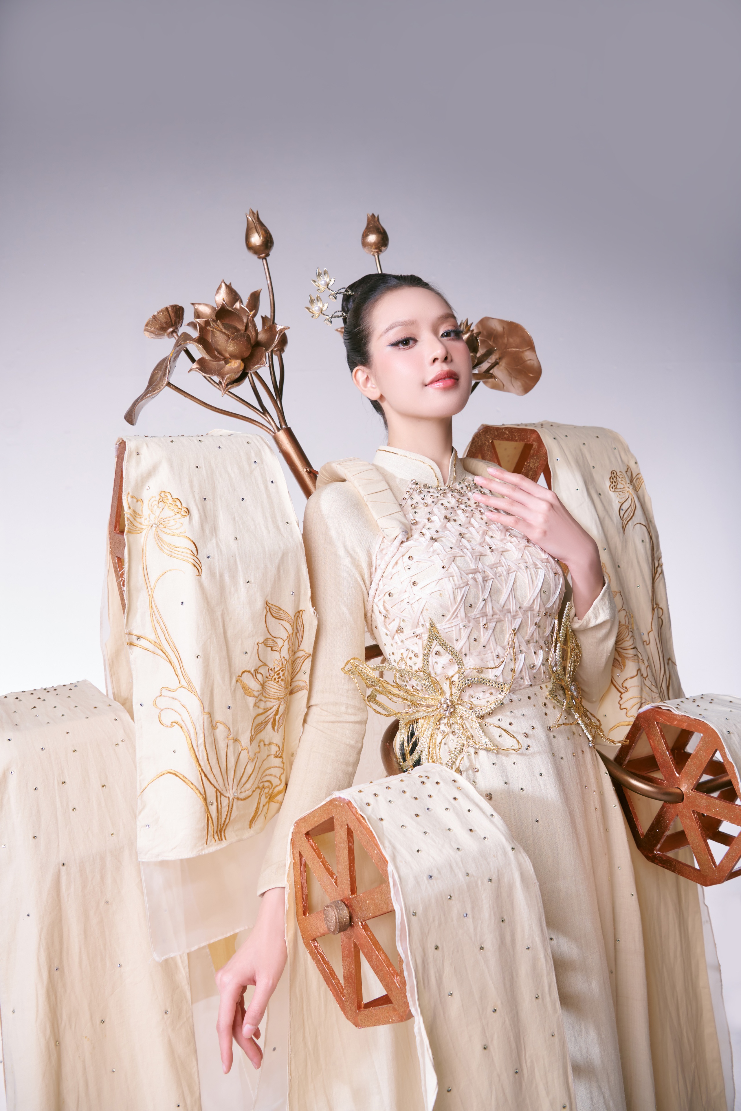 Hoa hậu Thanh Thủy hỗ trợ "đối thủ" trong phần thi National Costume- Ảnh 1.