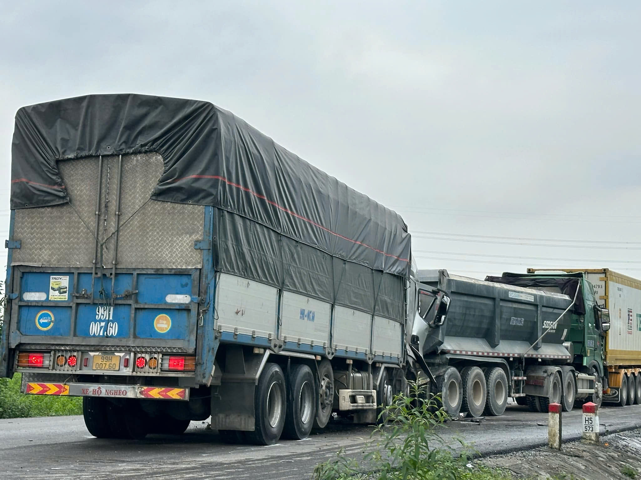 Tai nạn liên hoàn giữa 3 ô tô trên quốc lộ, 1 người tử vong- Ảnh 1.