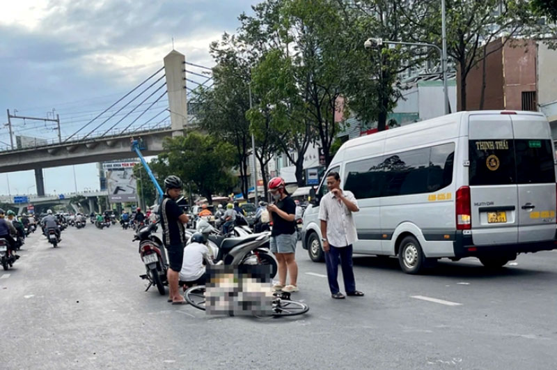 Người đàn ông tử vong trên đường Điện Biên Phủ - Ảnh: A. Vũ.