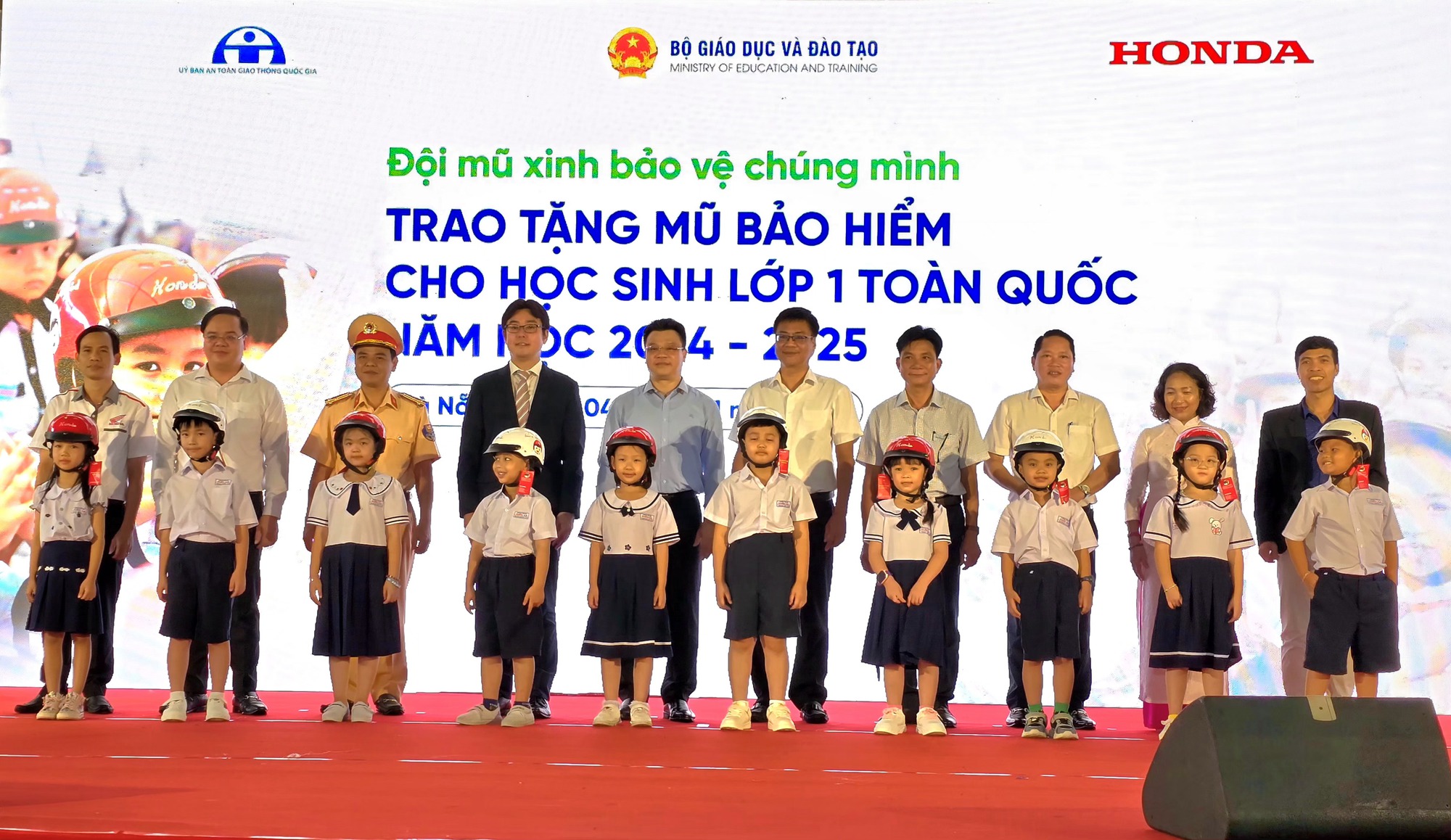 Tặng mũ bảo hiểm tại khu vực miền Trung, đảm bảo 100% học sinh lớp 1 có mũ đạt chuẩn- Ảnh 2.