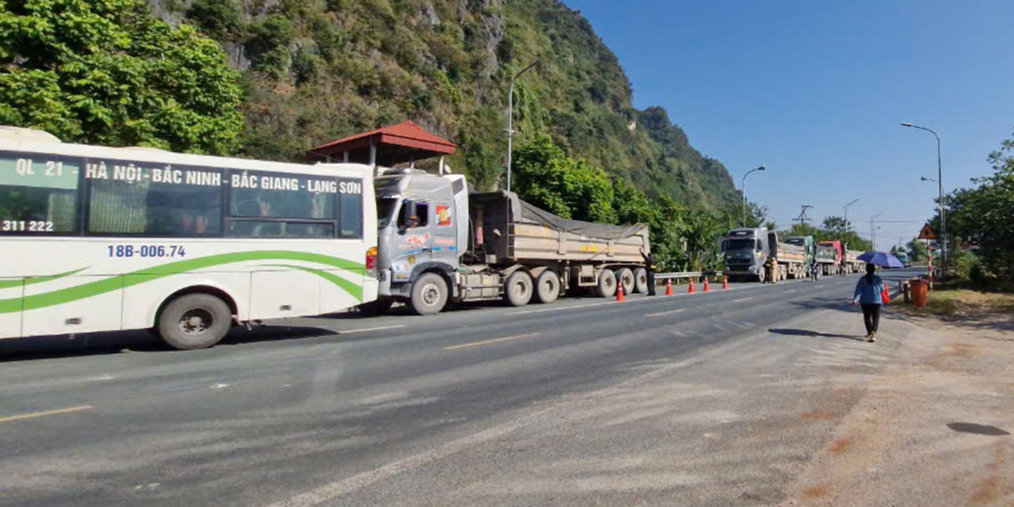 Lạng Sơn: Chấn chỉnh xe chở vật liệu, ngăn tai nạn trên quốc lộ- Ảnh 2.