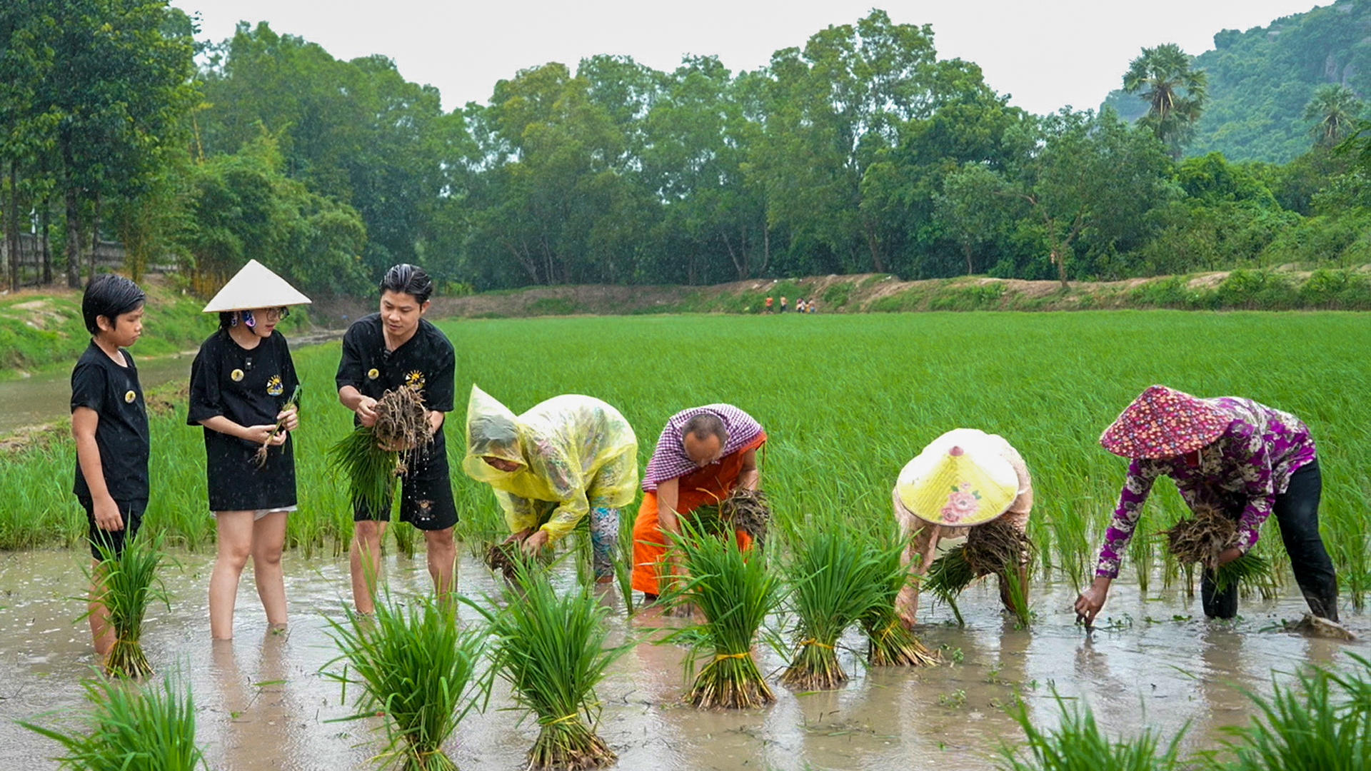 Nhạc sĩ Nguyễn Văn Chung: “Chuyến đi với con là để bù đắp tuổi thơ cho chính tôi”- Ảnh 1.