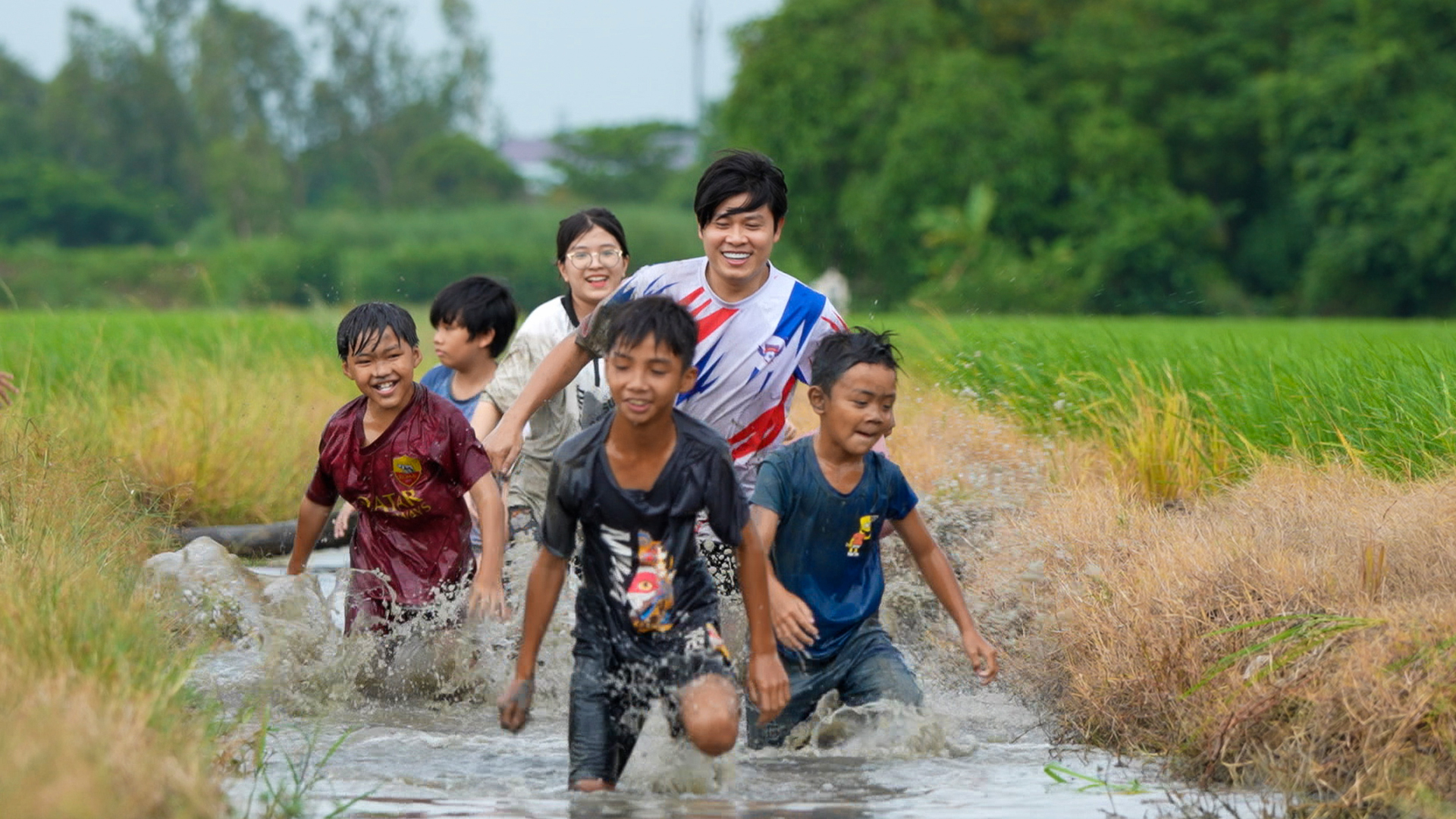 Nhạc sĩ Nguyễn Văn Chung: “Chuyến đi với con là để bù đắp tuổi thơ cho chính tôi”- Ảnh 9.