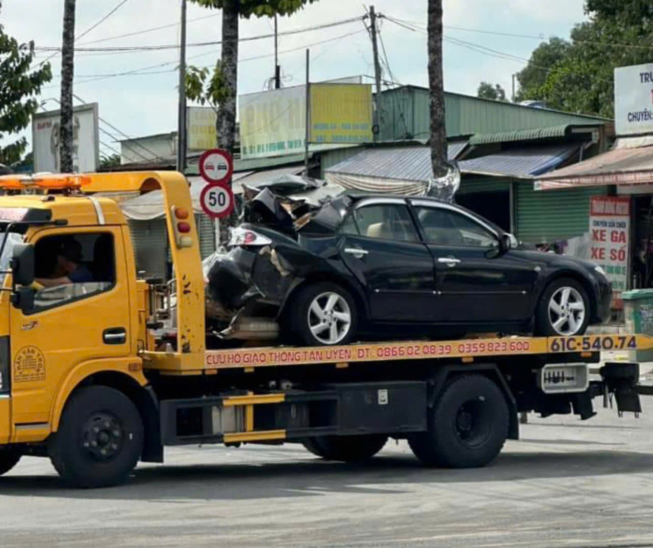 Xe ben tông hàng loạt xe chờ đèn đỏ, một người chết- Ảnh 2.