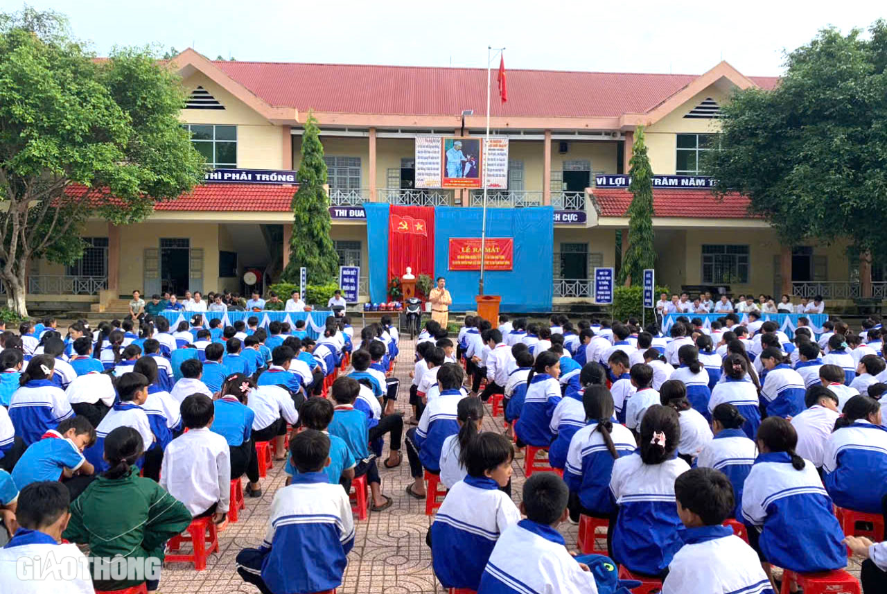 Đắk Lắk: Nhà trường, phụ huynh và học sinh ký cam kết chấp hành nghiêm pháp luật ATGT- Ảnh 1.