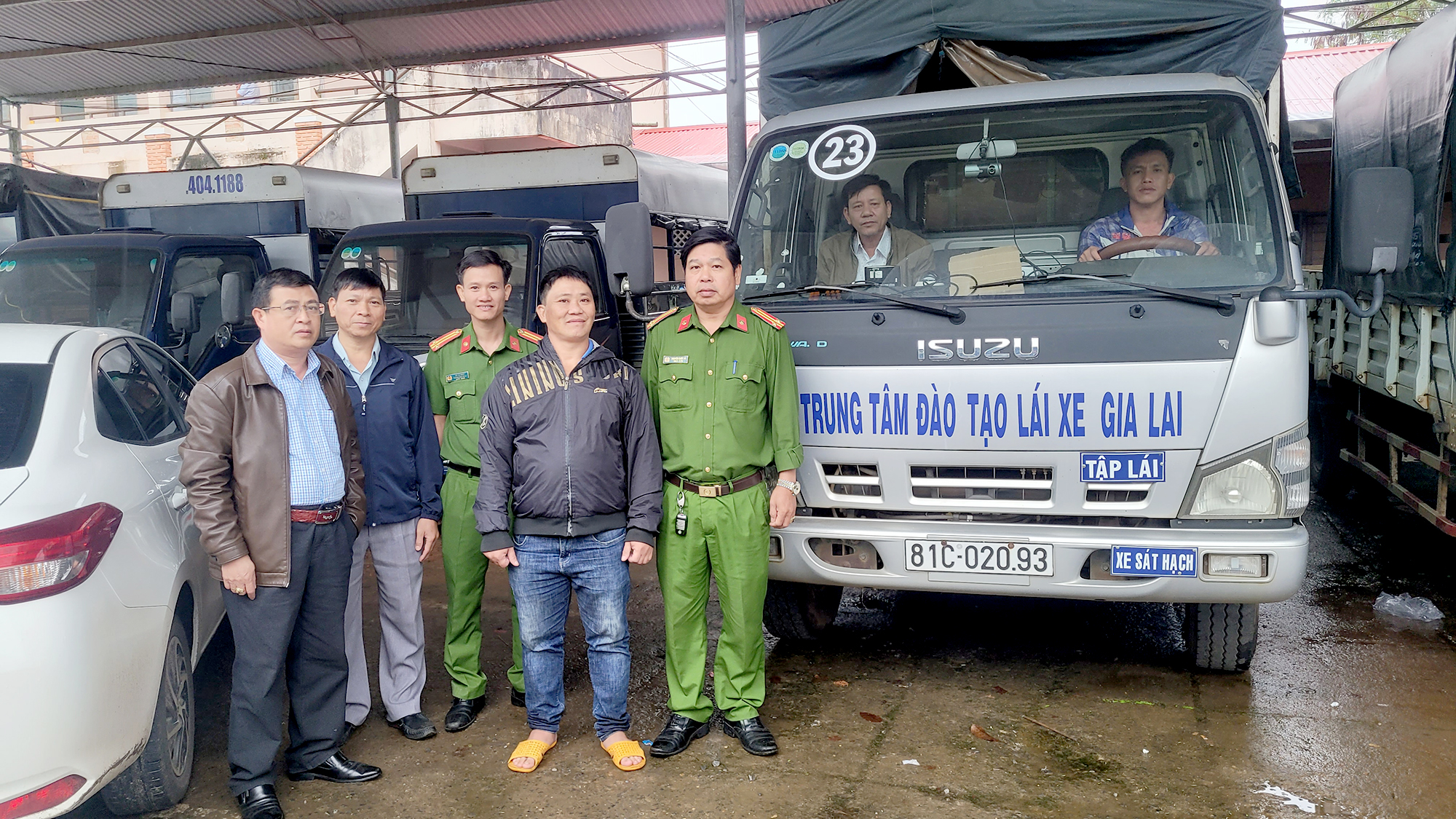 Cầm vô lăng làm lại cuộc đời- Ảnh 2.