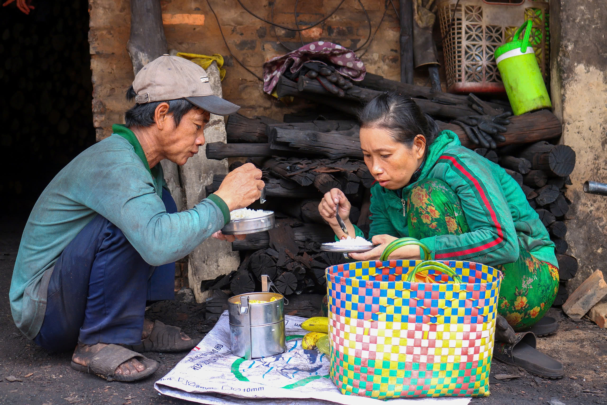 Nhọc nhằn nghề hầm than bên dòng Cái Côn- Ảnh 4.